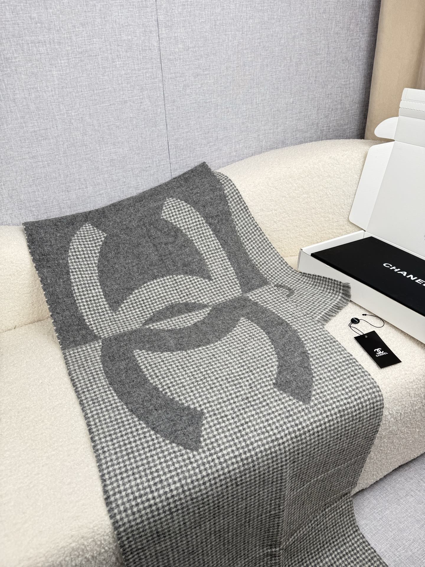 ￥。C家。【高版本！！高克重！】香奶奶尾单新款23B千鸟格拼色羊绒围巾，直接出欧洲的，正儿八经的正品订单