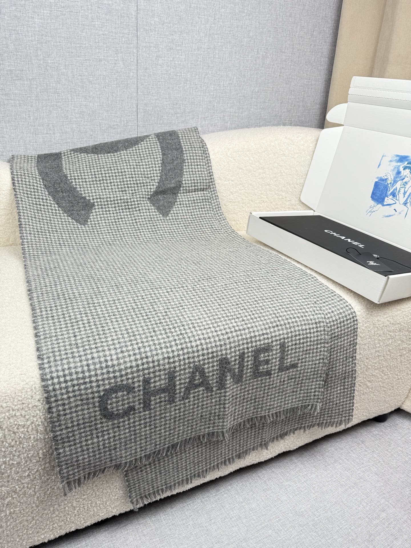 ￥。C家。【高版本！！高克重！】香奶奶尾单新款23B千鸟格拼色羊绒围巾，直接出欧洲的，正儿八经的正品订单