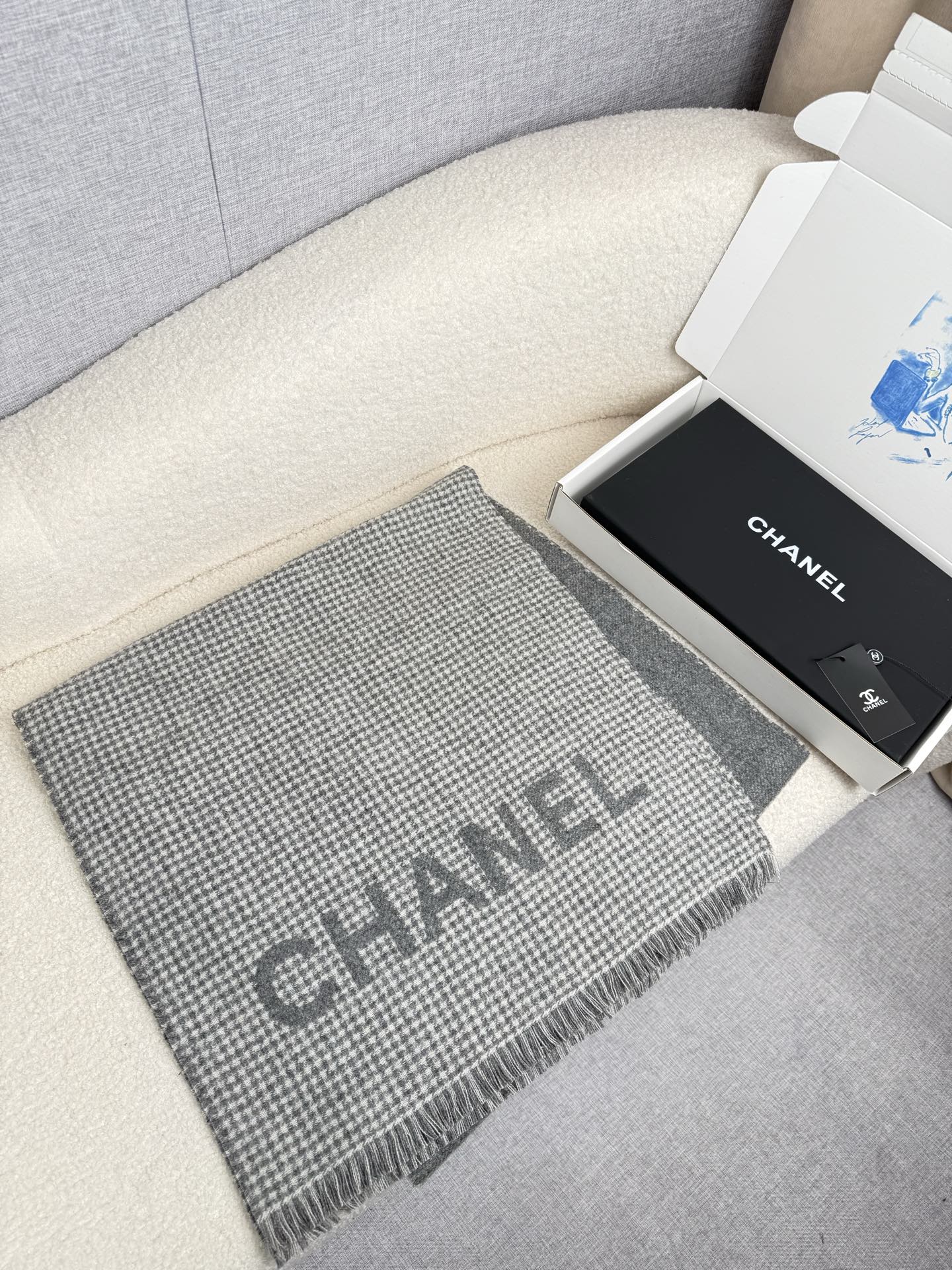 ￥。C家。【高版本！！高克重！】香奶奶尾单新款23B千鸟格拼色羊绒围巾，直接出欧洲的，正儿八经的正品订单