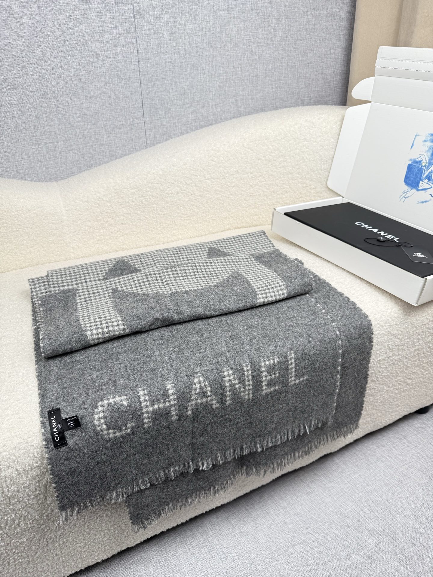 ￥。C家。【高版本！！高克重！】香奶奶尾单新款23B千鸟格拼色羊绒围巾，直接出欧洲的，正儿八经的正品订单