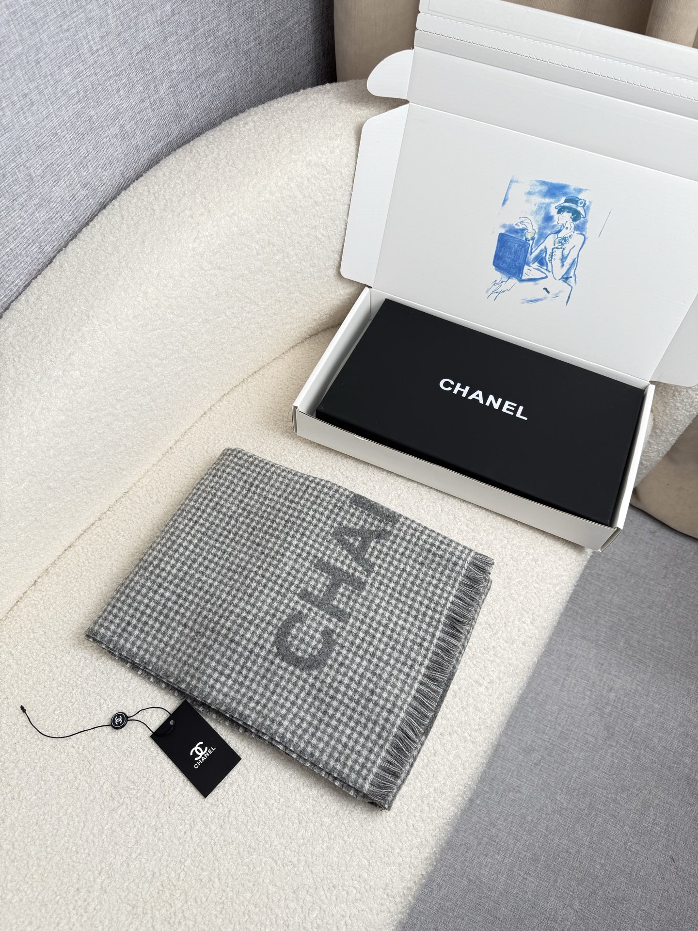 ￥。C家。【高版本！！高克重！】香奶奶尾单新款23B千鸟格拼色羊绒围巾，直接出欧洲的，正儿八经的正品订单