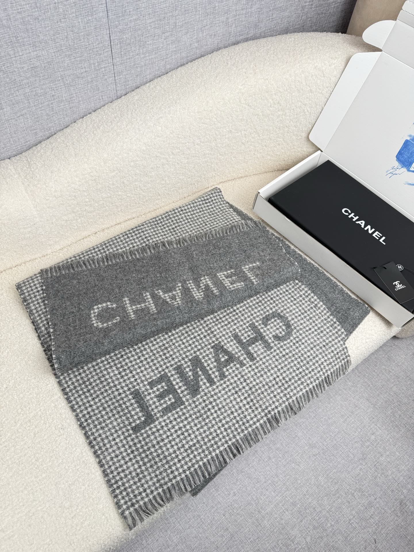 ￥。C家。【高版本！！高克重！】香奶奶尾单新款23B千鸟格拼色羊绒围巾，直接出欧洲的，正儿八经的正品订单