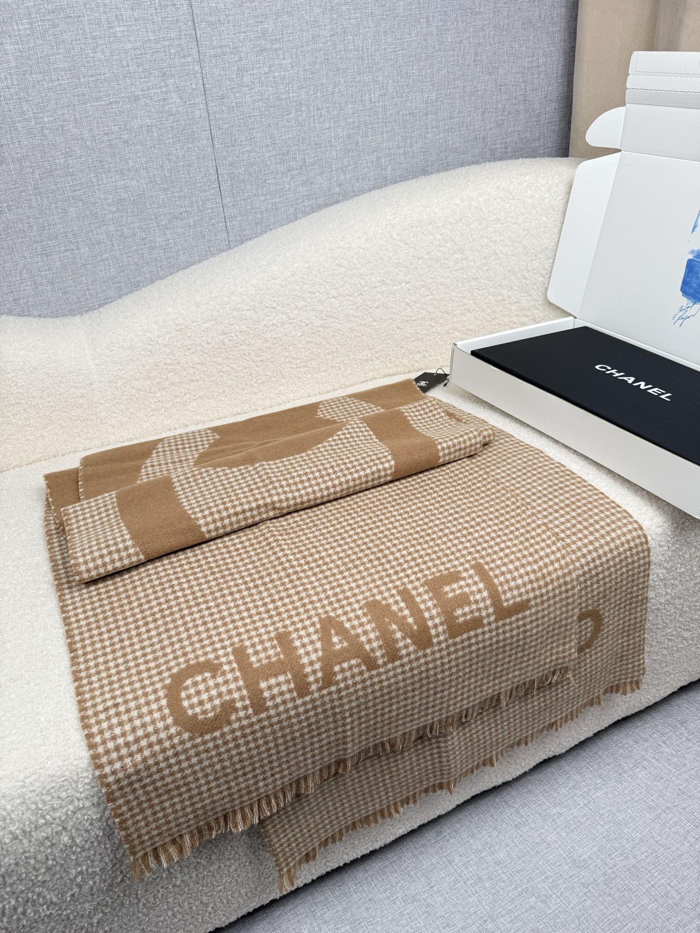 ￥。C家。【高版本！！高克重！】香奶奶尾单新款23B千鸟格拼色羊绒围巾，直接出欧洲的，正儿八经的正品订单