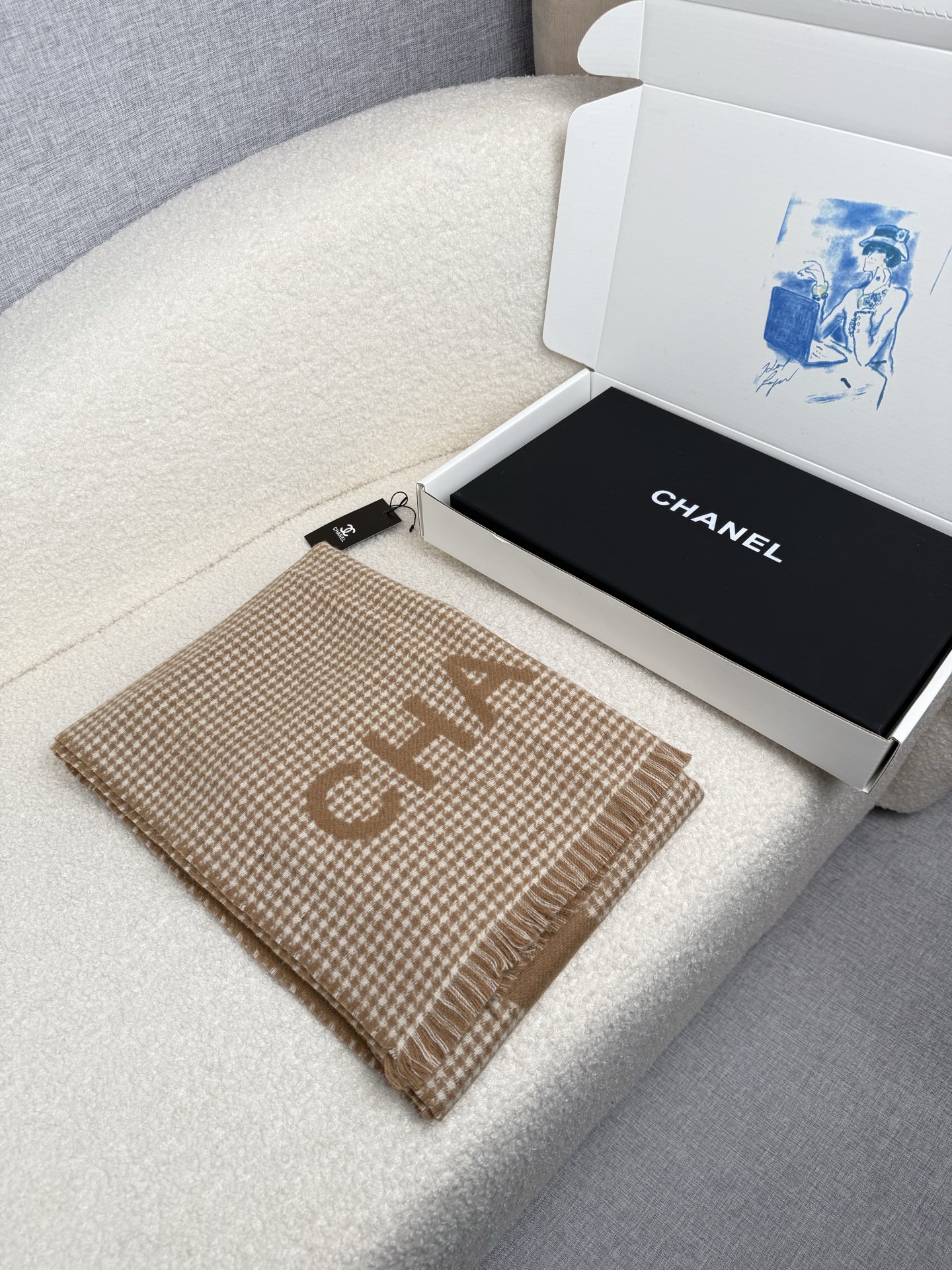 ￥。C家。【高版本！！高克重！】香奶奶尾单新款23B千鸟格拼色羊绒围巾，直接出欧洲的，正儿八经的正品订单