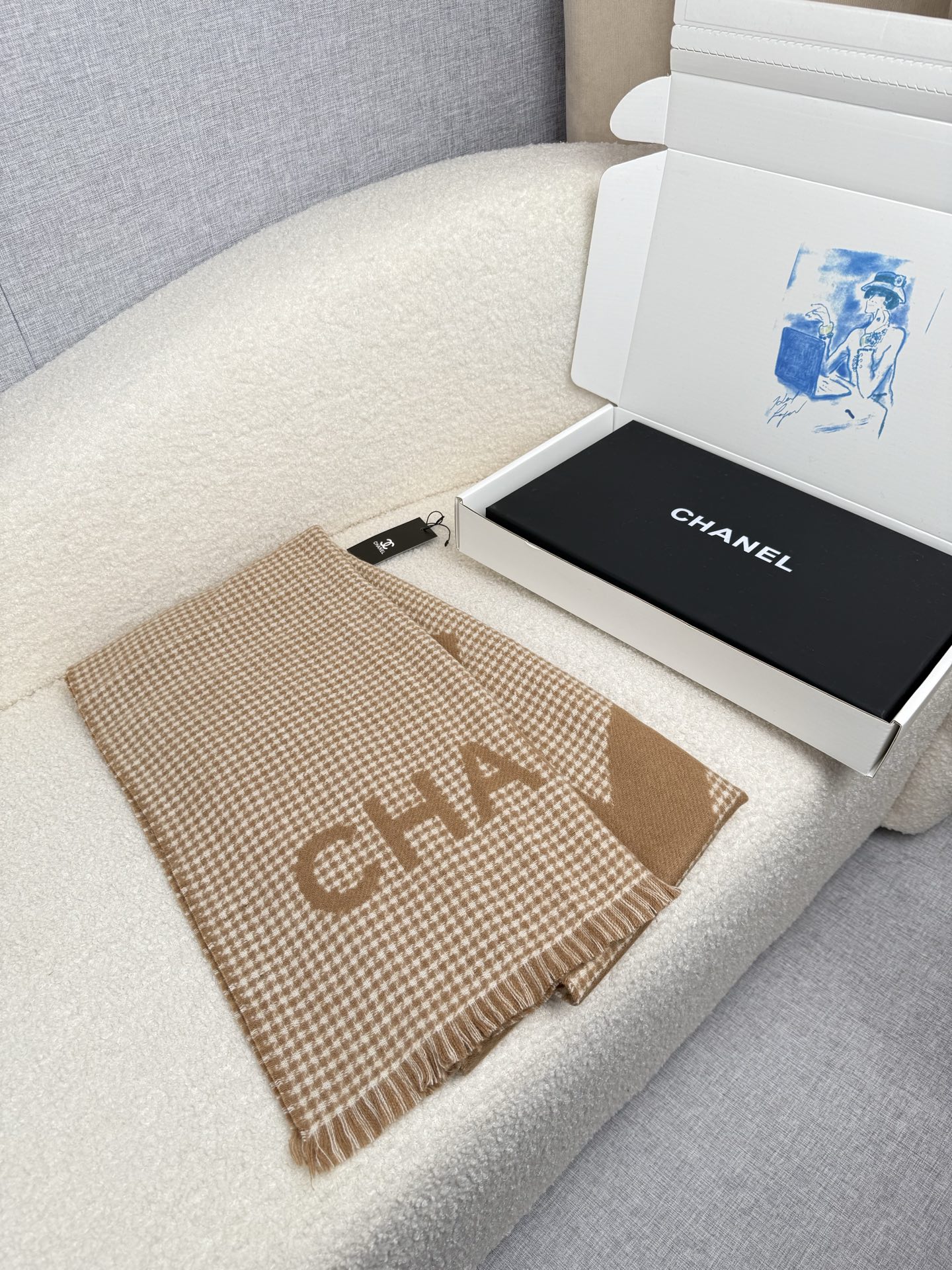 ￥。C家。【高版本！！高克重！】香奶奶尾单新款23B千鸟格拼色羊绒围巾，直接出欧洲的，正儿八经的正品订单