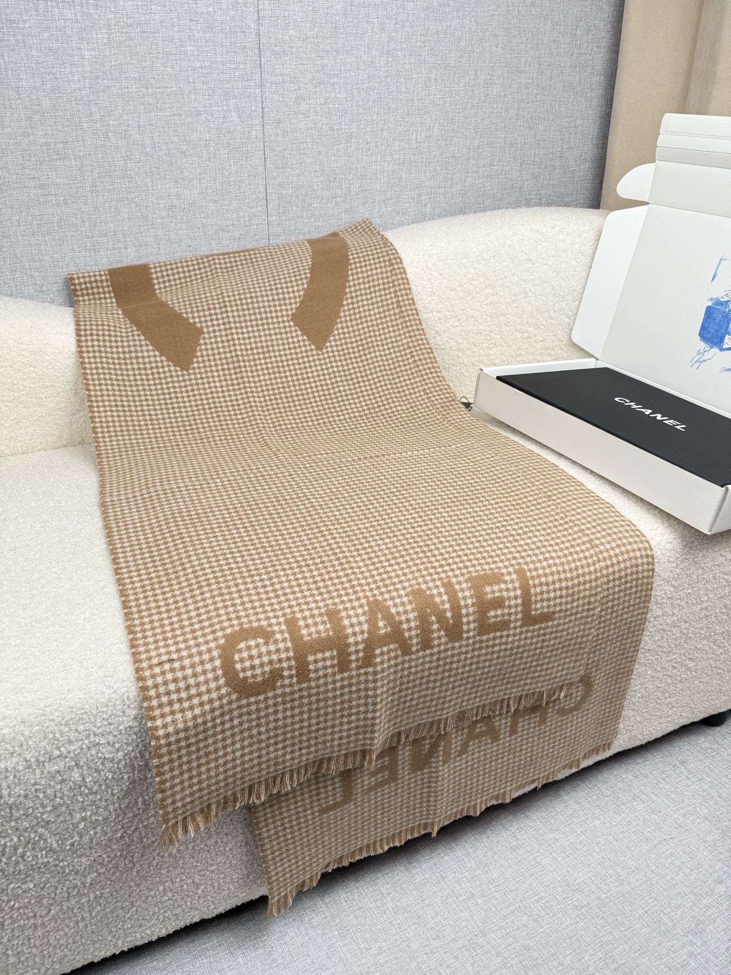 ￥。C家。【高版本！！高克重！】香奶奶尾单新款23B千鸟格拼色羊绒围巾，直接出欧洲的，正儿八经的正品订单