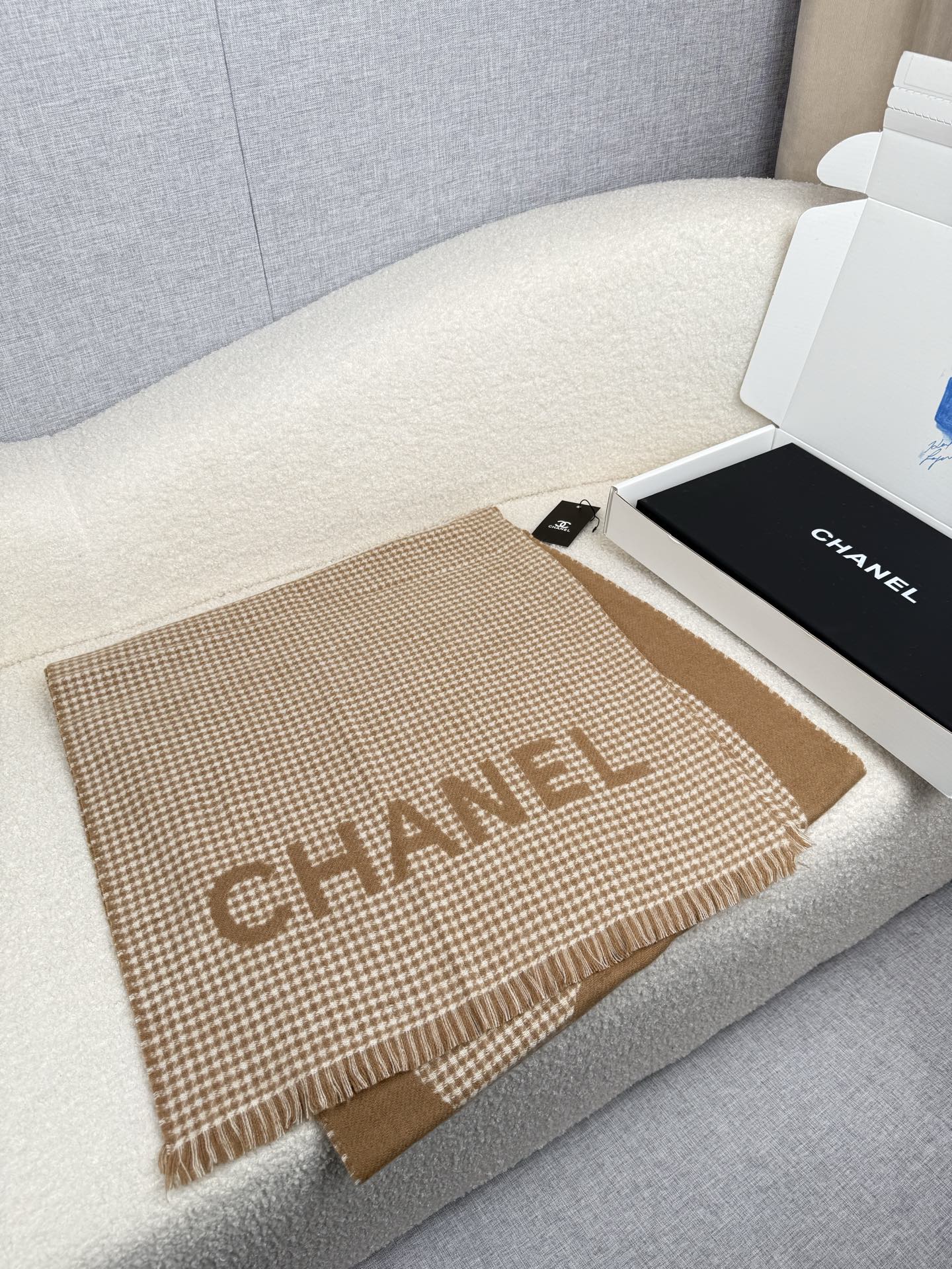 ￥。C家。【高版本！！高克重！】香奶奶尾单新款23B千鸟格拼色羊绒围巾，直接出欧洲的，正儿八经的正品订单