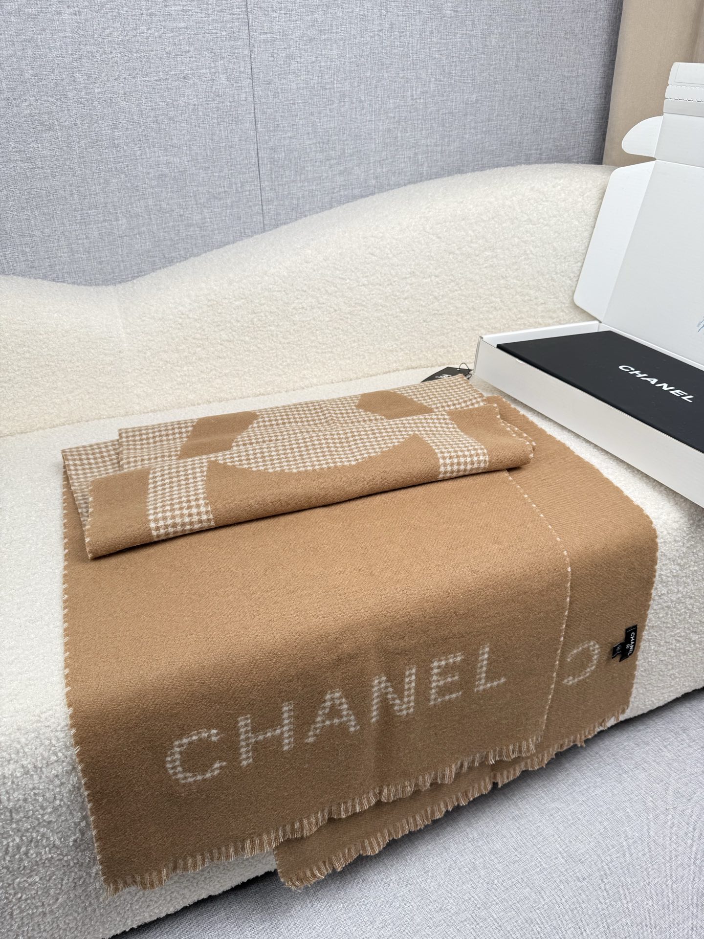 ￥。C家。【高版本！！高克重！】香奶奶尾单新款23B千鸟格拼色羊绒围巾，直接出欧洲的，正儿八经的正品订单