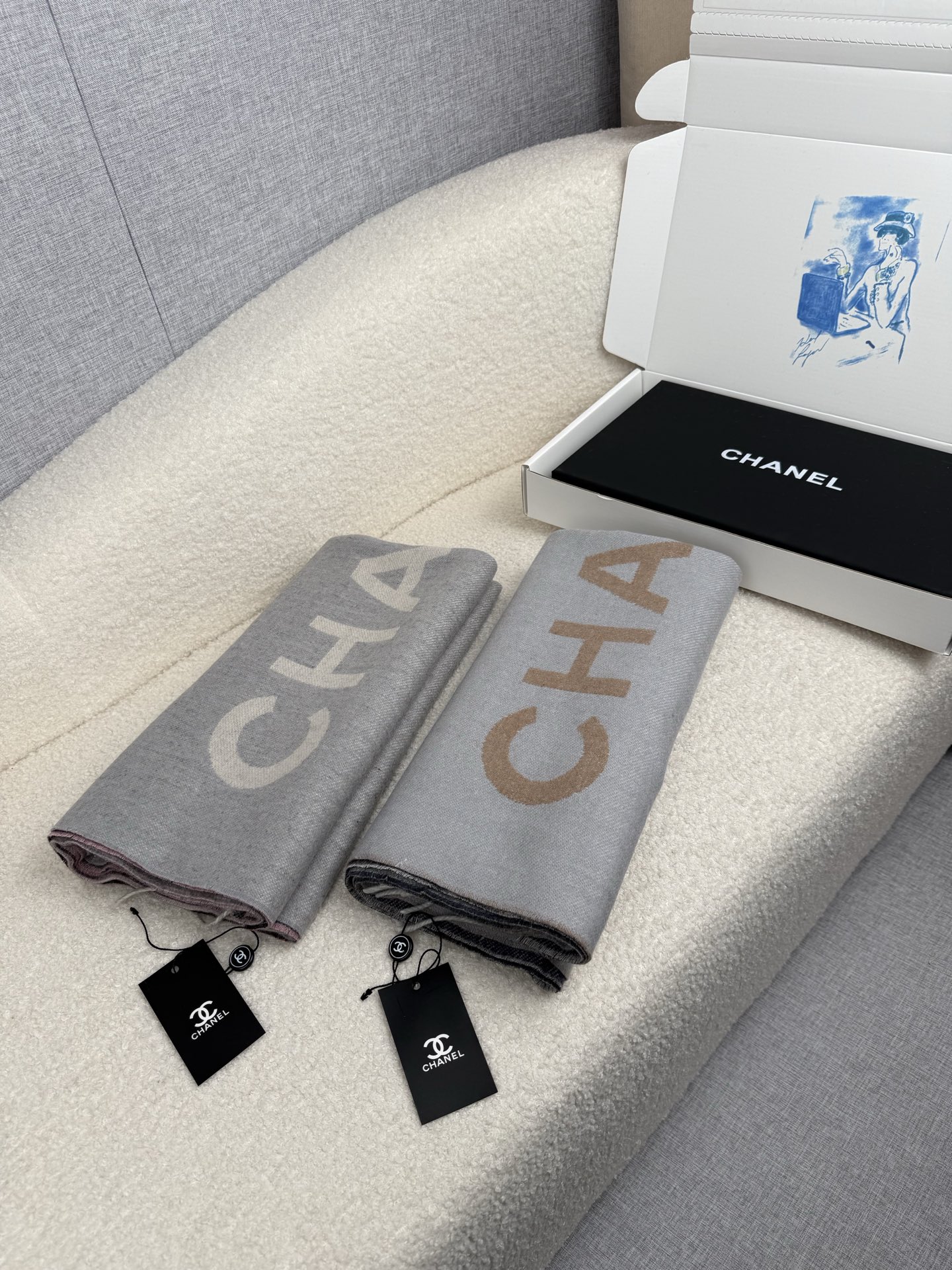 NO:553904,.CHANEL. Super benefits!  【Young and fashionable style!  Fragrance powder, come over~】Synchronized counter!  Chan*l's latest autumn and winter cashmere style is really beautiful. Officially sold w... I love the exquisite double-sided gradient logo and the versatile color matching!  It is the most popular style nowadays!  !  !  The fabric is very soft, waxy and warm. The big one is warm enough and very grand. The whole shawl has the exclusive brand aura of Xiangjia!  !  !  It is full of tonality and unique. The upper body is very elegant, and all perfume fans will understand its beauty. It goes well with all kinds of autumn and winter coats. The real thing is really like a warm big sheep, giving people a sense of security. The warm size is 70*200cm. It looks good no matter how you wear it!  high version scarf,high version scarf,chanel,chanel,jackets & coats,shawls19860909.CHANEL.超级大福利！【年轻时髦范儿！香粉看过来~】同步专柜！Chan*l 最新秋冬羊绒款,真的太好看了,官方售w…精致的双面渐变大logo.以及百搭的配色也超爱！就是时下最最流行的风格！！！面料非常的软糯保暖~很大的一条足够温暖,非常大气,整条披肩很有香家专属的那种品牌气场！！！调性十足,别具一格,上身很气质,香粉都会懂的那种美,搭配各类秋冬的外套都不在话下,实物真的是温暖的大绵羊一样给人安全感,70*200cm温暖尺寸.随便怎么围都好看！高版本围巾,高版本围巾,chanel,chanel,jackets & coats,shawls,scarf