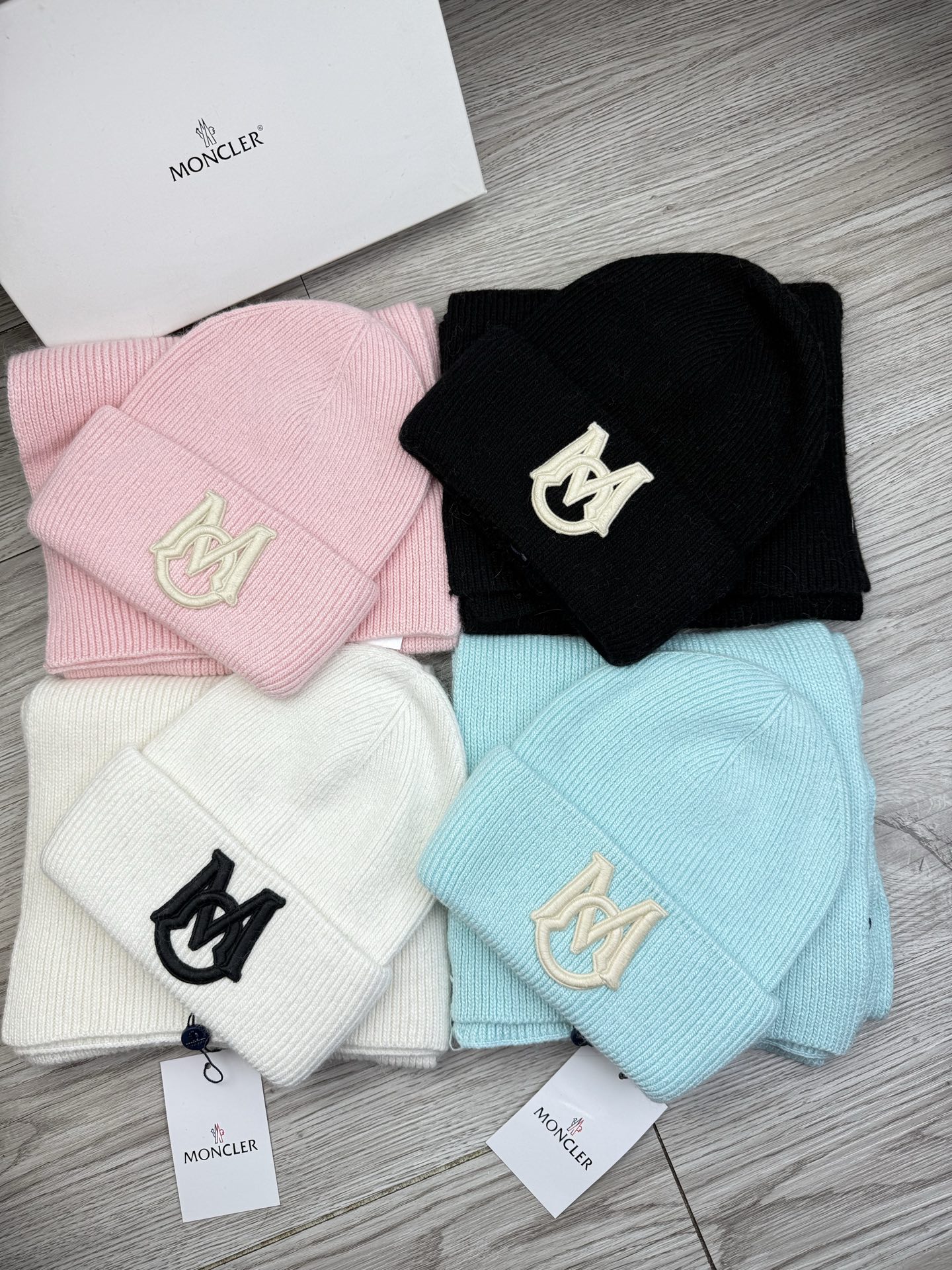 NO:554494,.Mandou.[Two-piece set-wool suit hat]Classic suit hat!  Hat and scarf!  70 wool rabbit fur. It’s warm and super comfortable. It’s a great tool for young ladies to reduce their age in winter. This winter, all you need is a set of hats. It’s warm and fashionable!  Unisex model! Can be made as a couple model!  Complete range of anti-counterfeiting labels and elevators!  Many styles, welcome to choose! Suits, suits, Moncler, hats19860909.蒙口.【两件套-羊毛套装帽子】经典套装帽子！帽子围巾！70羊毛兔毛.暖暖哒超级舒服～冬日小姐姐减龄神器哦～这个冬天你就差这么一套套装帽子啦～又保暖又时尚！男女通用款!可以做情侣款！防伪标签吊卡齐全！多多款式,欢迎选择!套装,套装,Moncler,hats,accessory