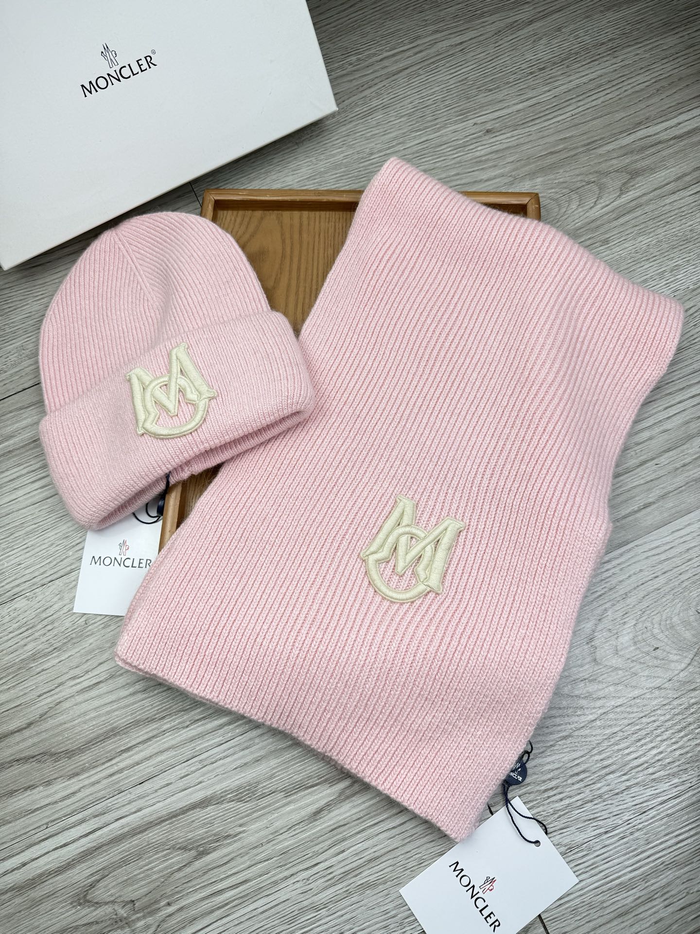 🌹。蒙口。【两件套-羊毛套装帽子】经典套装帽子！帽子➕围巾！70%羊毛+30%兔毛。暖暖哒超级舒服～冬日小姐姐减龄神器哦