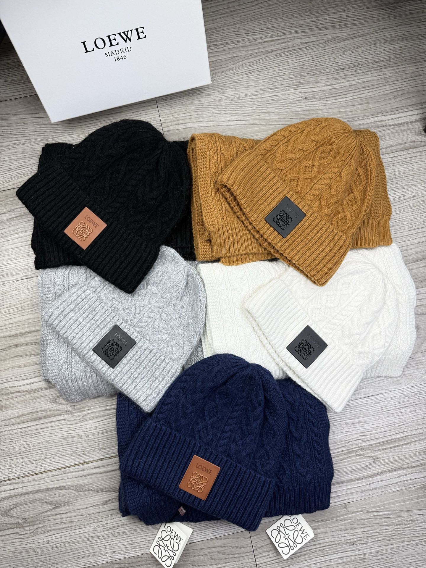 NO:554497,.loewe.【Two-piece set-wool suit hat】Classic suit hat!  Hat and scarf!  70 wool rabbit fur. It’s warm and super comfortable. It’s a great tool for young ladies to reduce their age in winter. This winter, all you need is a set of hats. It’s warm and fashionable!  Unisex model! Can be made as a couple model!  Complete range of anti-counterfeiting labels and elevators!  Many styles, welcome to choose! Suit, suit, loewe, hats19860909.loewe.【两件套-羊毛套装帽子】经典套装帽子！帽子围巾！70羊毛兔毛.暖暖哒超级舒服～冬日小姐姐减龄神器哦～这个冬天你就差这么一套套装帽子啦～又保暖又时尚！男女通用款!可以做情侣款！防伪标签吊卡齐全！多多款式,欢迎选择!套装,套装,loewe,hats,accessory