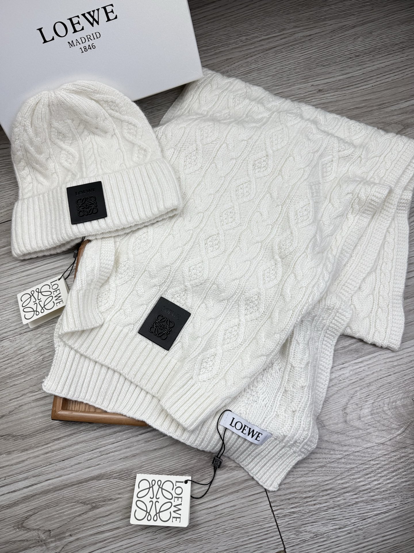 🌹。loewe。【两件套-羊毛套装帽子】经典套装帽子！帽子➕围巾！70%羊毛+30%兔毛。暖暖哒超级舒服～冬日小姐姐减龄