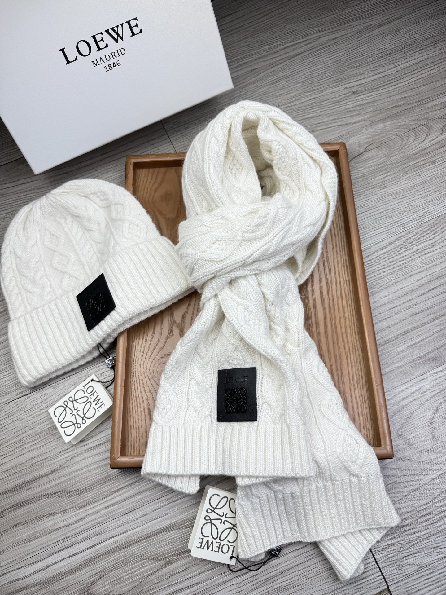 🌹。loewe。【两件套-羊毛套装帽子】经典套装帽子！帽子➕围巾！70%羊毛+30%兔毛。暖暖哒超级舒服～冬日小姐姐减龄
