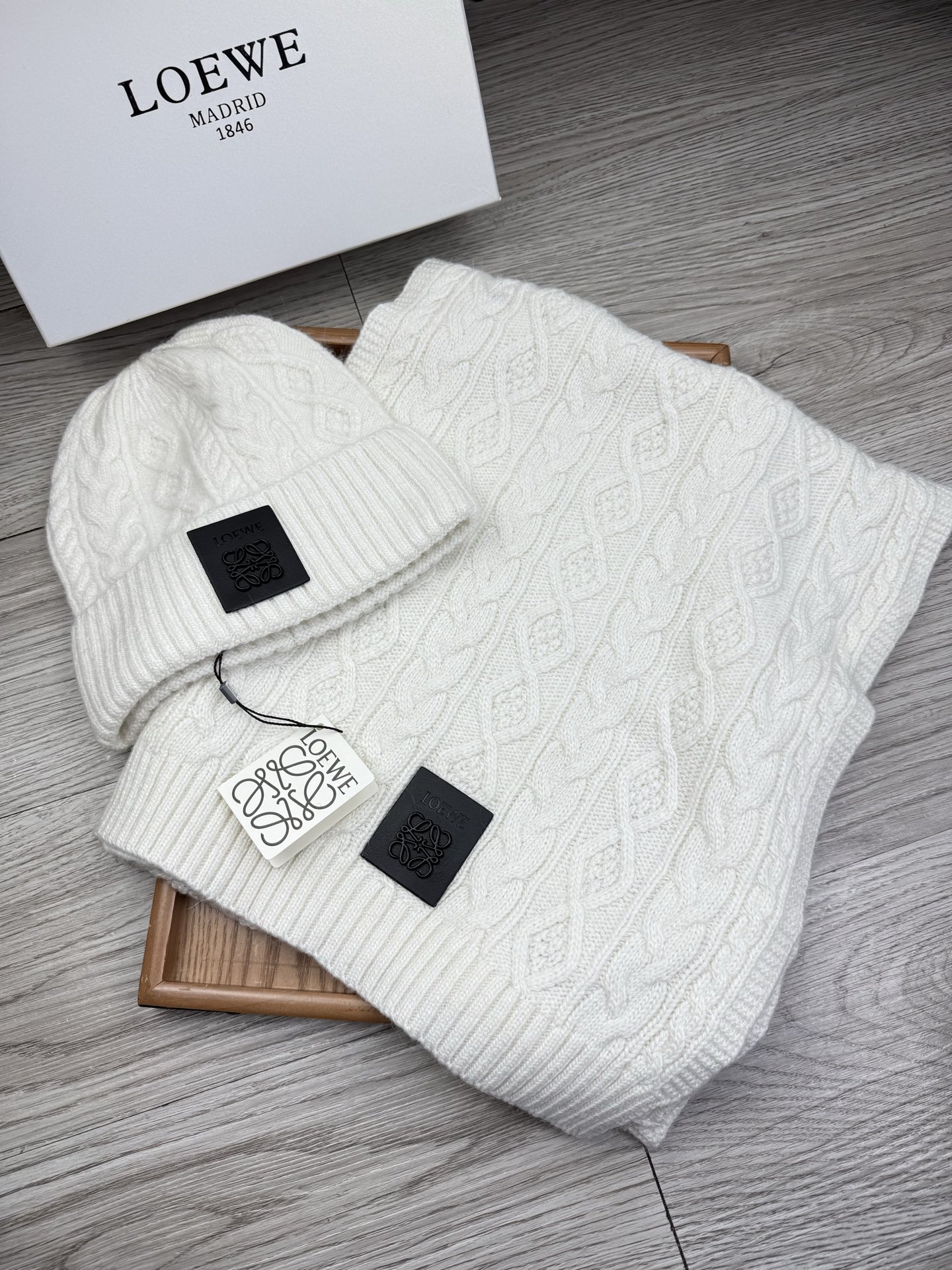 🌹。loewe。【两件套-羊毛套装帽子】经典套装帽子！帽子➕围巾！70%羊毛+30%兔毛。暖暖哒超级舒服～冬日小姐姐减龄