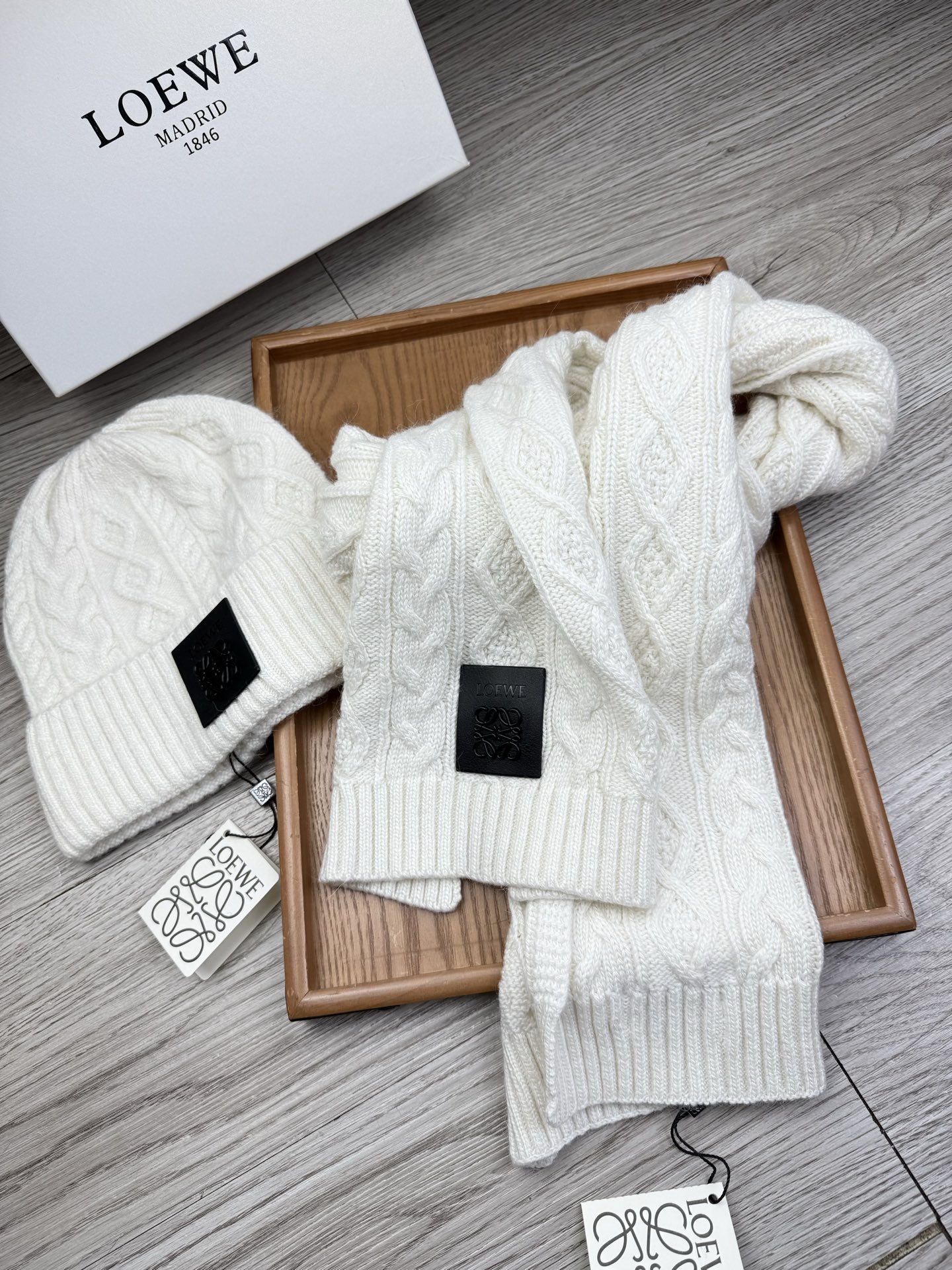 🌹。loewe。【两件套-羊毛套装帽子】经典套装帽子！帽子➕围巾！70%羊毛+30%兔毛。暖暖哒超级舒服～冬日小姐姐减龄