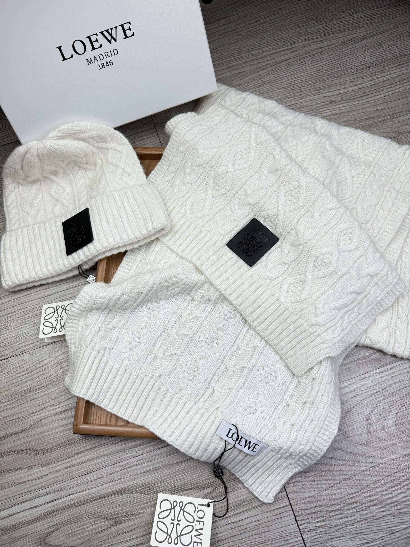 🌹。loewe。【两件套-羊毛套装帽子】经典套装帽子！帽子➕围巾！70%羊毛+30%兔毛。暖暖哒超级舒服～冬日小姐姐减龄