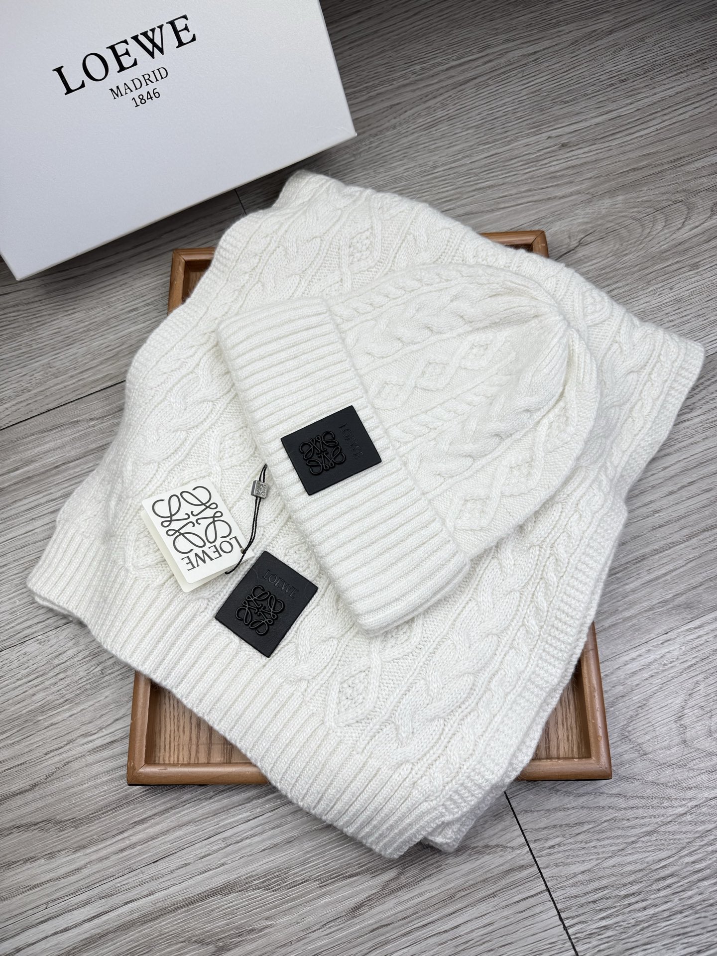 🌹。loewe。【两件套-羊毛套装帽子】经典套装帽子！帽子➕围巾！70%羊毛+30%兔毛。暖暖哒超级舒服～冬日小姐姐减龄