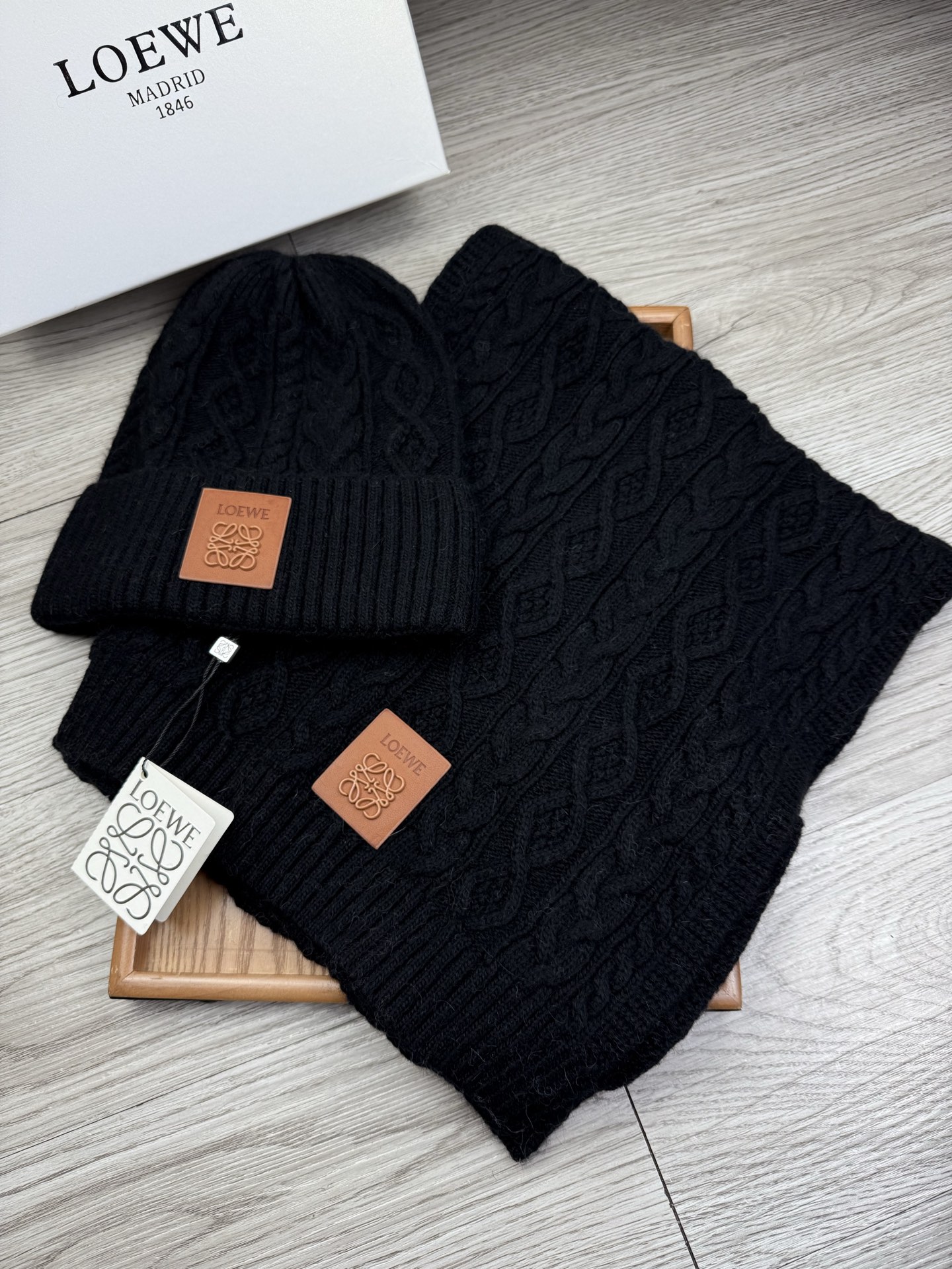 🌹。loewe。【两件套-羊毛套装帽子】经典套装帽子！帽子➕围巾！70%羊毛+30%兔毛。暖暖哒超级舒服～冬日小姐姐减龄