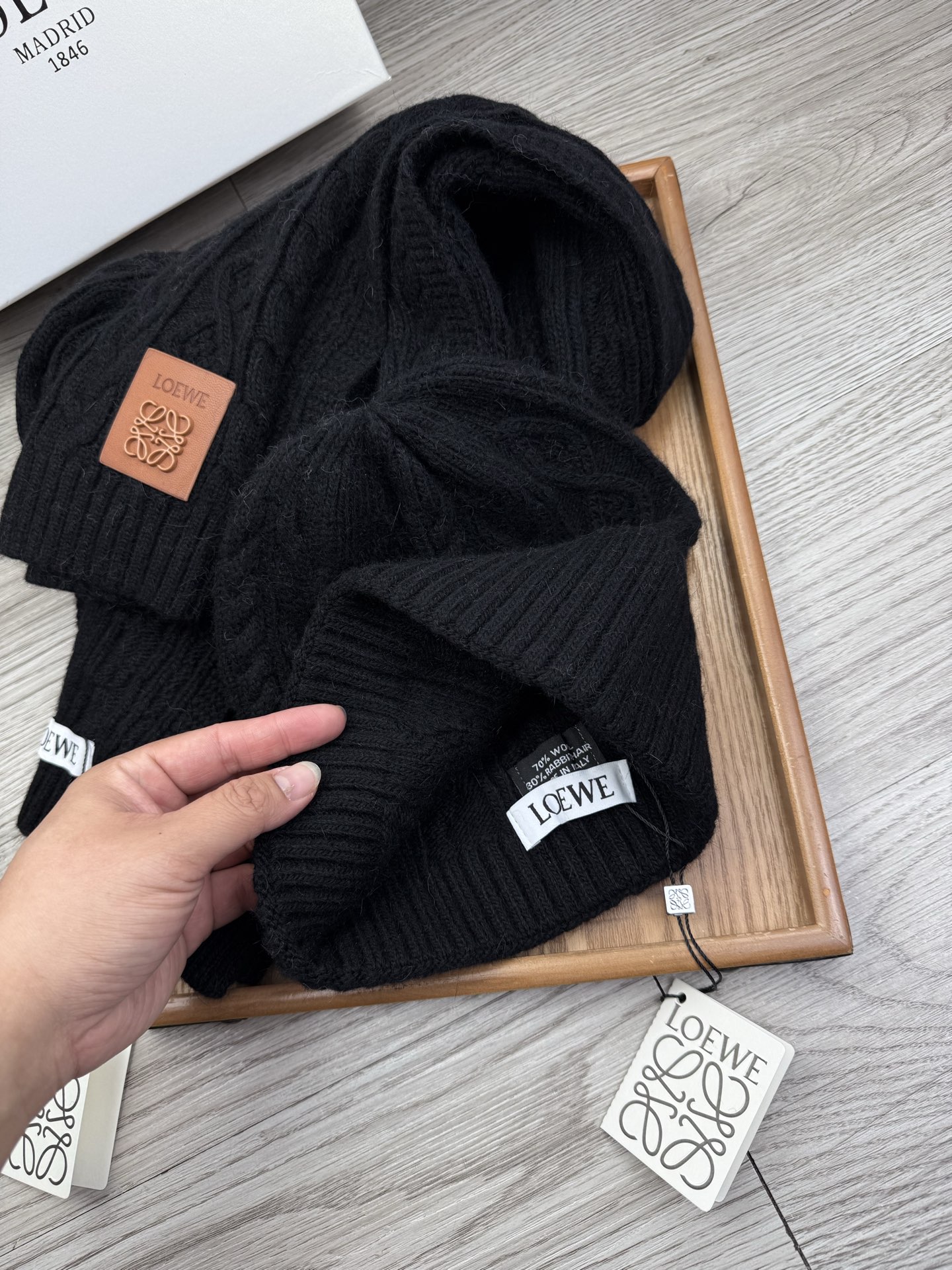 🌹。loewe。【两件套-羊毛套装帽子】经典套装帽子！帽子➕围巾！70%羊毛+30%兔毛。暖暖哒超级舒服～冬日小姐姐减龄