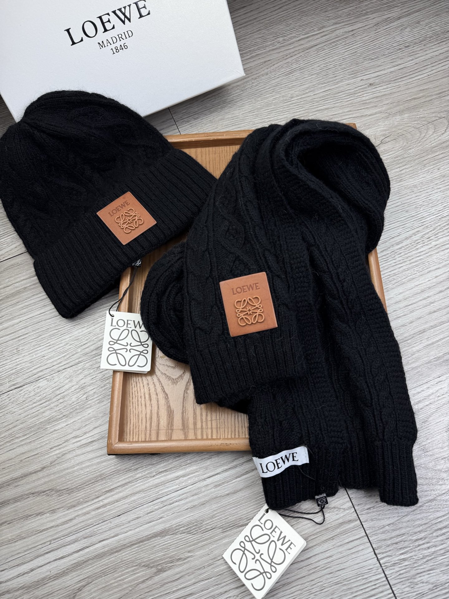 🌹。loewe。【两件套-羊毛套装帽子】经典套装帽子！帽子➕围巾！70%羊毛+30%兔毛。暖暖哒超级舒服～冬日小姐姐减龄