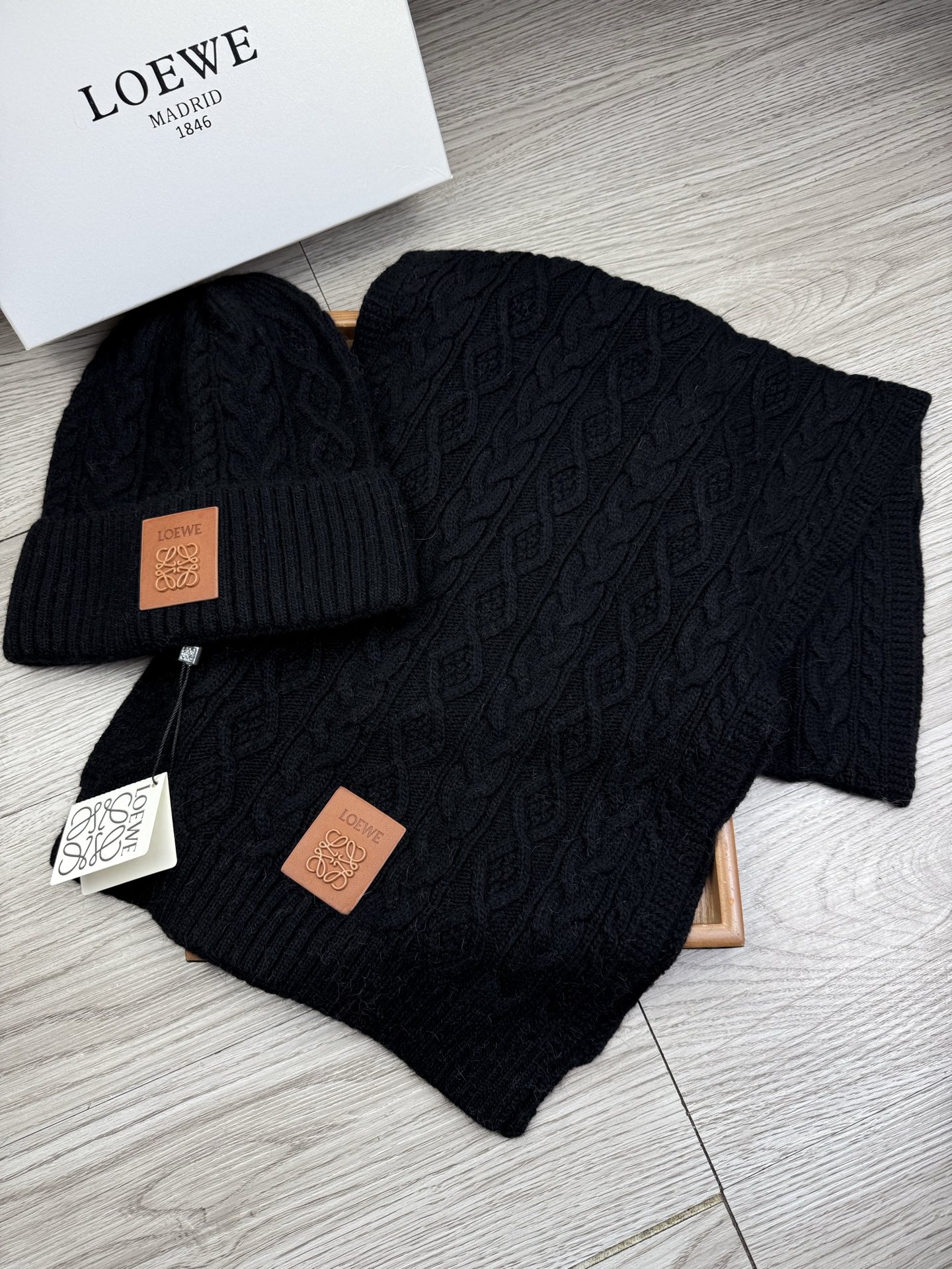 🌹。loewe。【两件套-羊毛套装帽子】经典套装帽子！帽子➕围巾！70%羊毛+30%兔毛。暖暖哒超级舒服～冬日小姐姐减龄