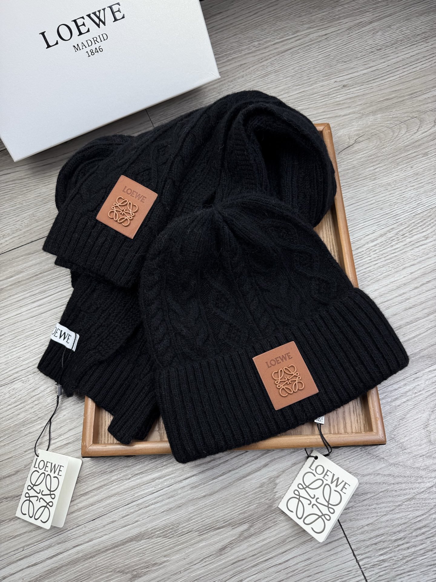 🌹。loewe。【两件套-羊毛套装帽子】经典套装帽子！帽子➕围巾！70%羊毛+30%兔毛。暖暖哒超级舒服～冬日小姐姐减龄