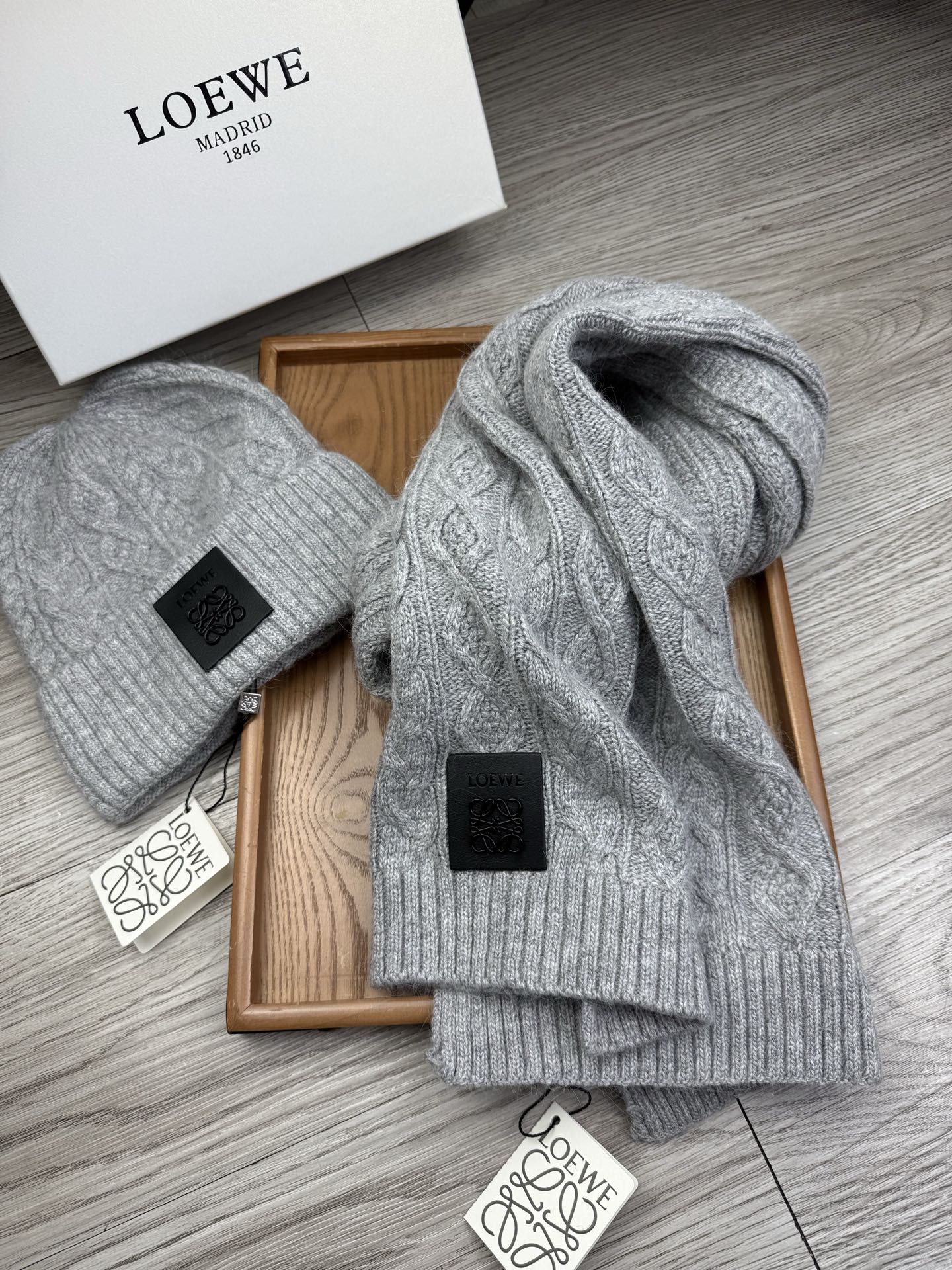 🌹。loewe。【两件套-羊毛套装帽子】经典套装帽子！帽子➕围巾！70%羊毛+30%兔毛。暖暖哒超级舒服～冬日小姐姐减龄