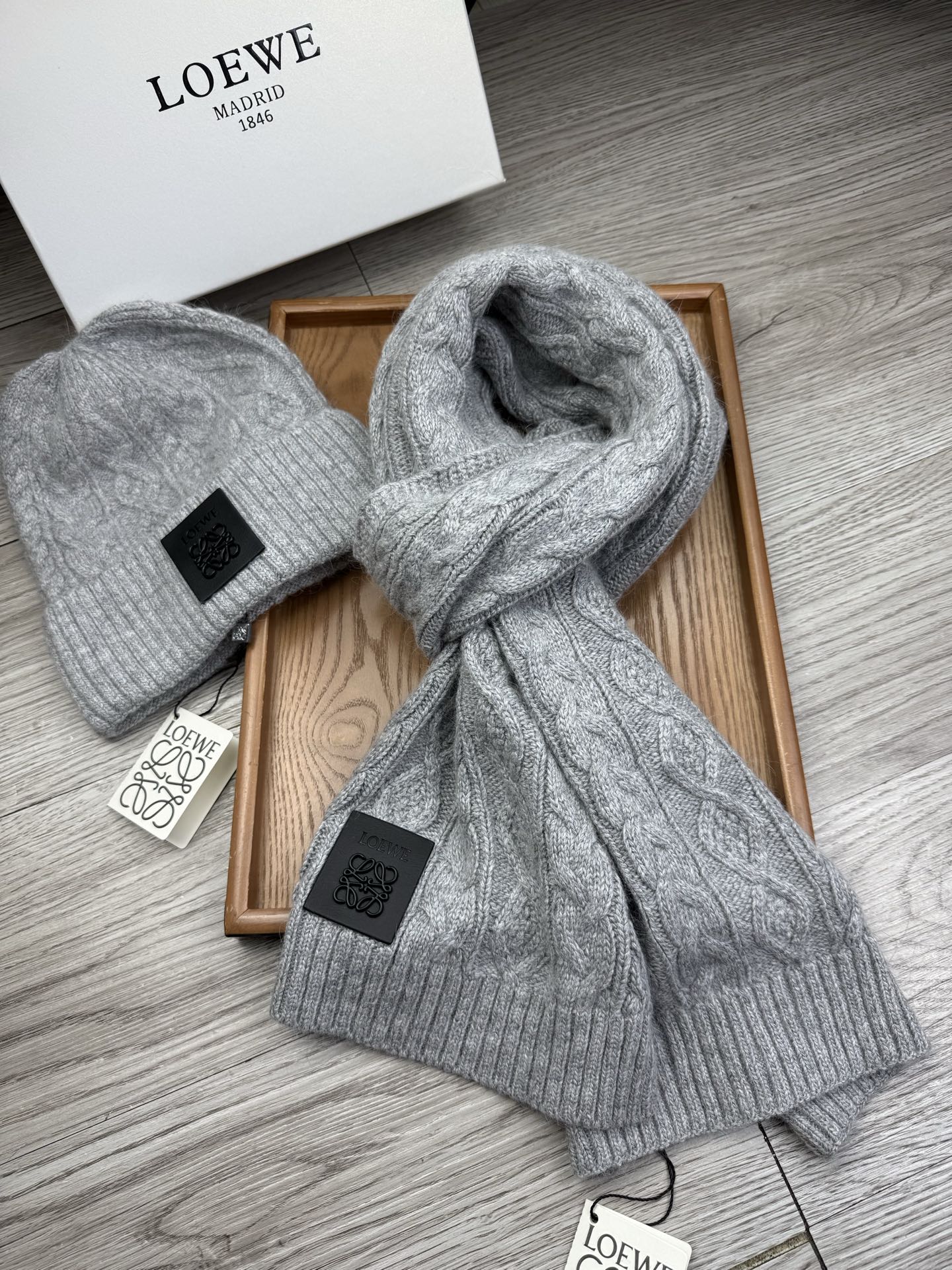 🌹。loewe。【两件套-羊毛套装帽子】经典套装帽子！帽子➕围巾！70%羊毛+30%兔毛。暖暖哒超级舒服～冬日小姐姐减龄