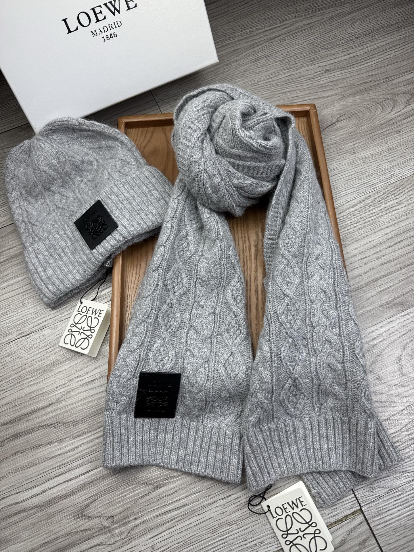 🌹。loewe。【两件套-羊毛套装帽子】经典套装帽子！帽子➕围巾！70%羊毛+30%兔毛。暖暖哒超级舒服～冬日小姐姐减龄