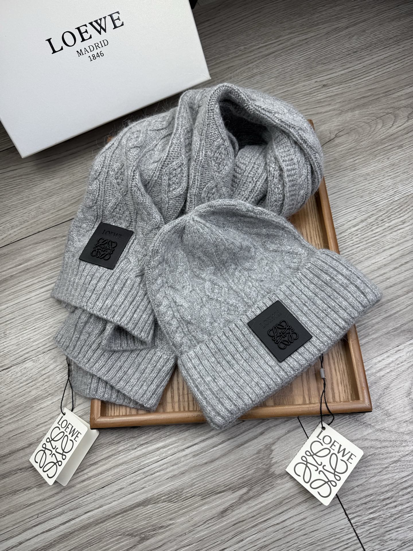 🌹。loewe。【两件套-羊毛套装帽子】经典套装帽子！帽子➕围巾！70%羊毛+30%兔毛。暖暖哒超级舒服～冬日小姐姐减龄