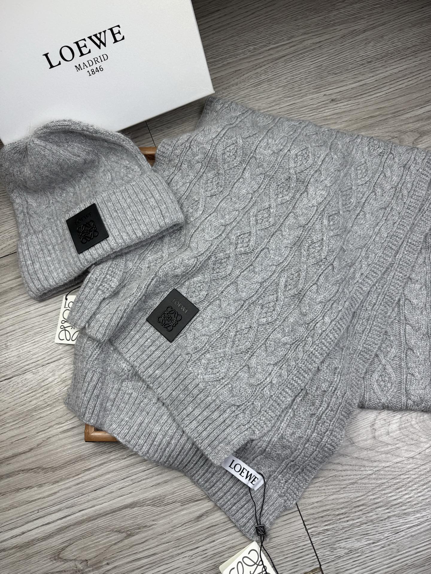 🌹。loewe。【两件套-羊毛套装帽子】经典套装帽子！帽子➕围巾！70%羊毛+30%兔毛。暖暖哒超级舒服～冬日小姐姐减龄