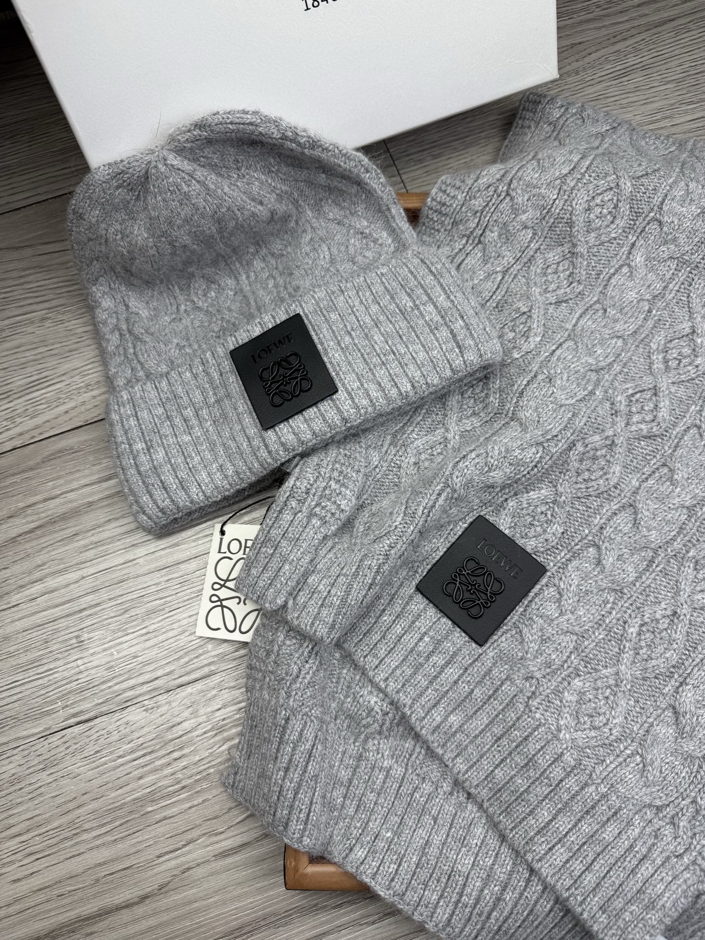 🌹。loewe。【两件套-羊毛套装帽子】经典套装帽子！帽子➕围巾！70%羊毛+30%兔毛。暖暖哒超级舒服～冬日小姐姐减龄
