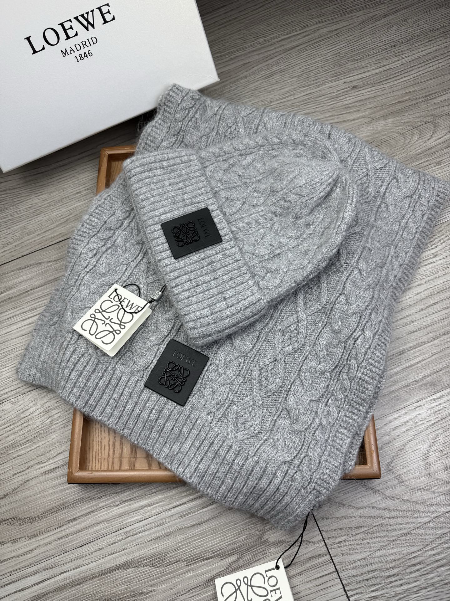 🌹。loewe。【两件套-羊毛套装帽子】经典套装帽子！帽子➕围巾！70%羊毛+30%兔毛。暖暖哒超级舒服～冬日小姐姐减龄