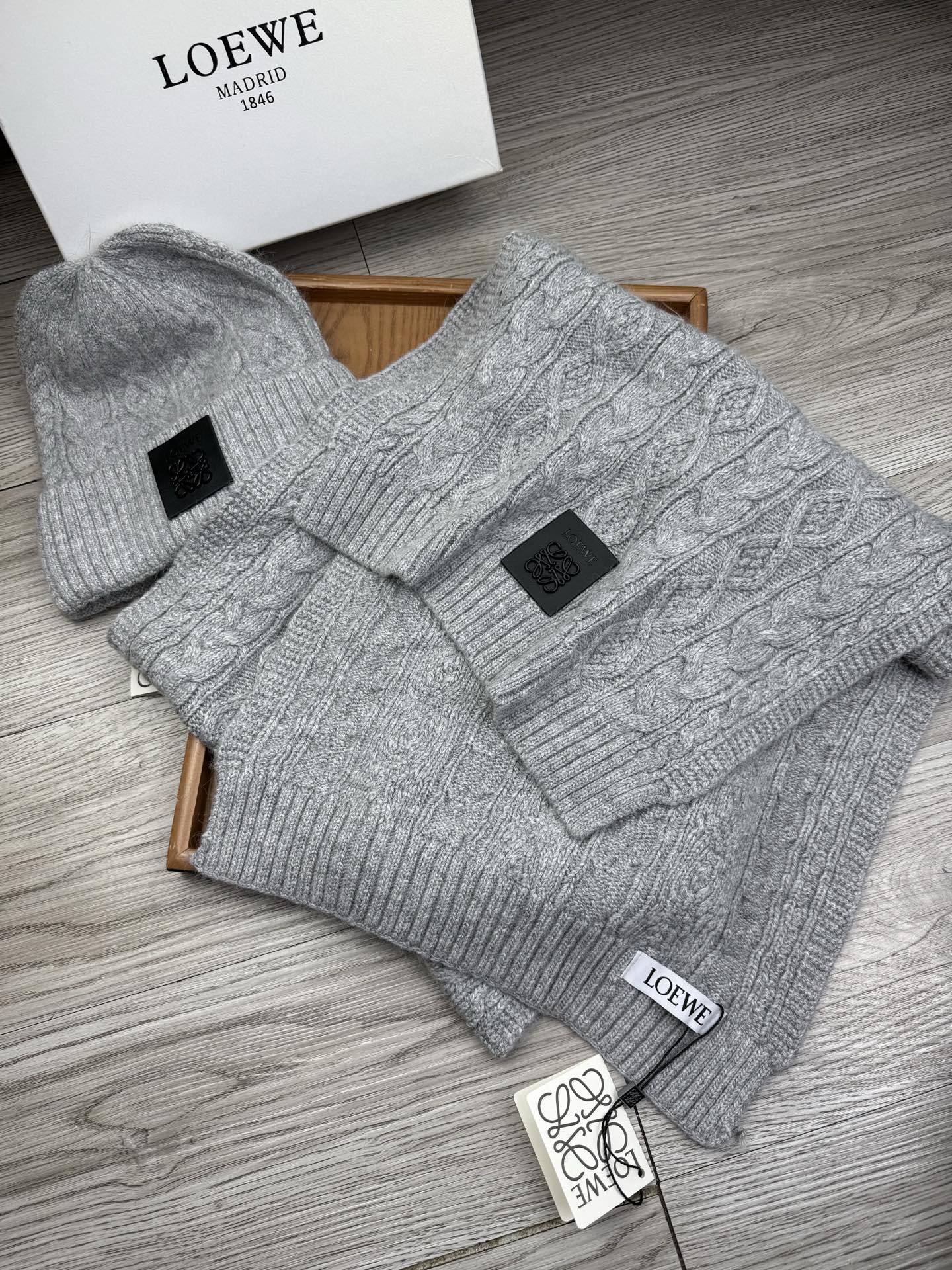 🌹。loewe。【两件套-羊毛套装帽子】经典套装帽子！帽子➕围巾！70%羊毛+30%兔毛。暖暖哒超级舒服～冬日小姐姐减龄