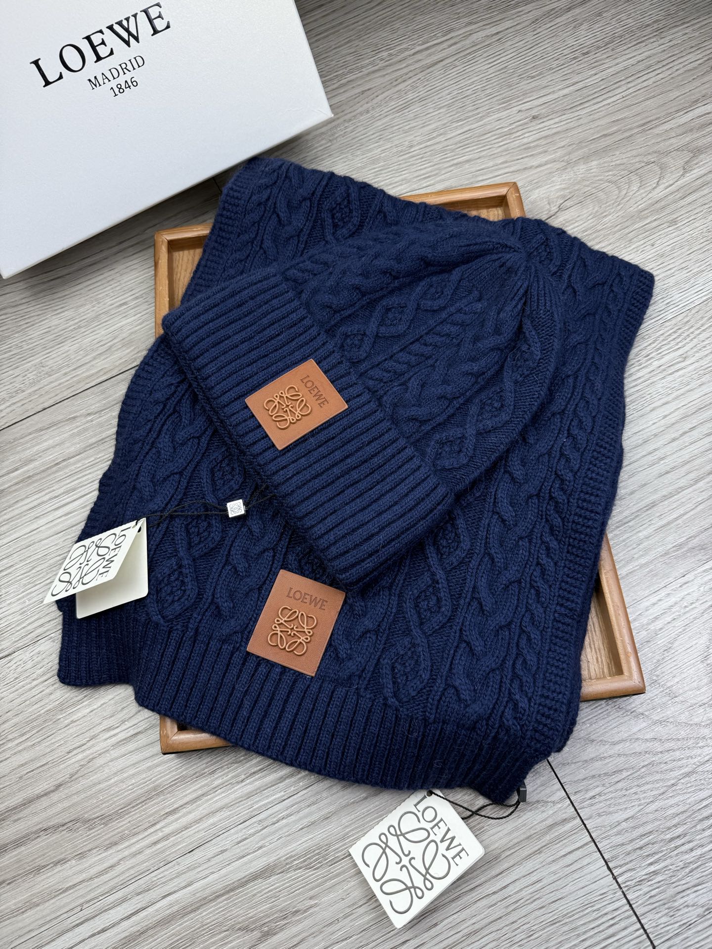 🌹。loewe。【两件套-羊毛套装帽子】经典套装帽子！帽子➕围巾！70%羊毛+30%兔毛。暖暖哒超级舒服～冬日小姐姐减龄