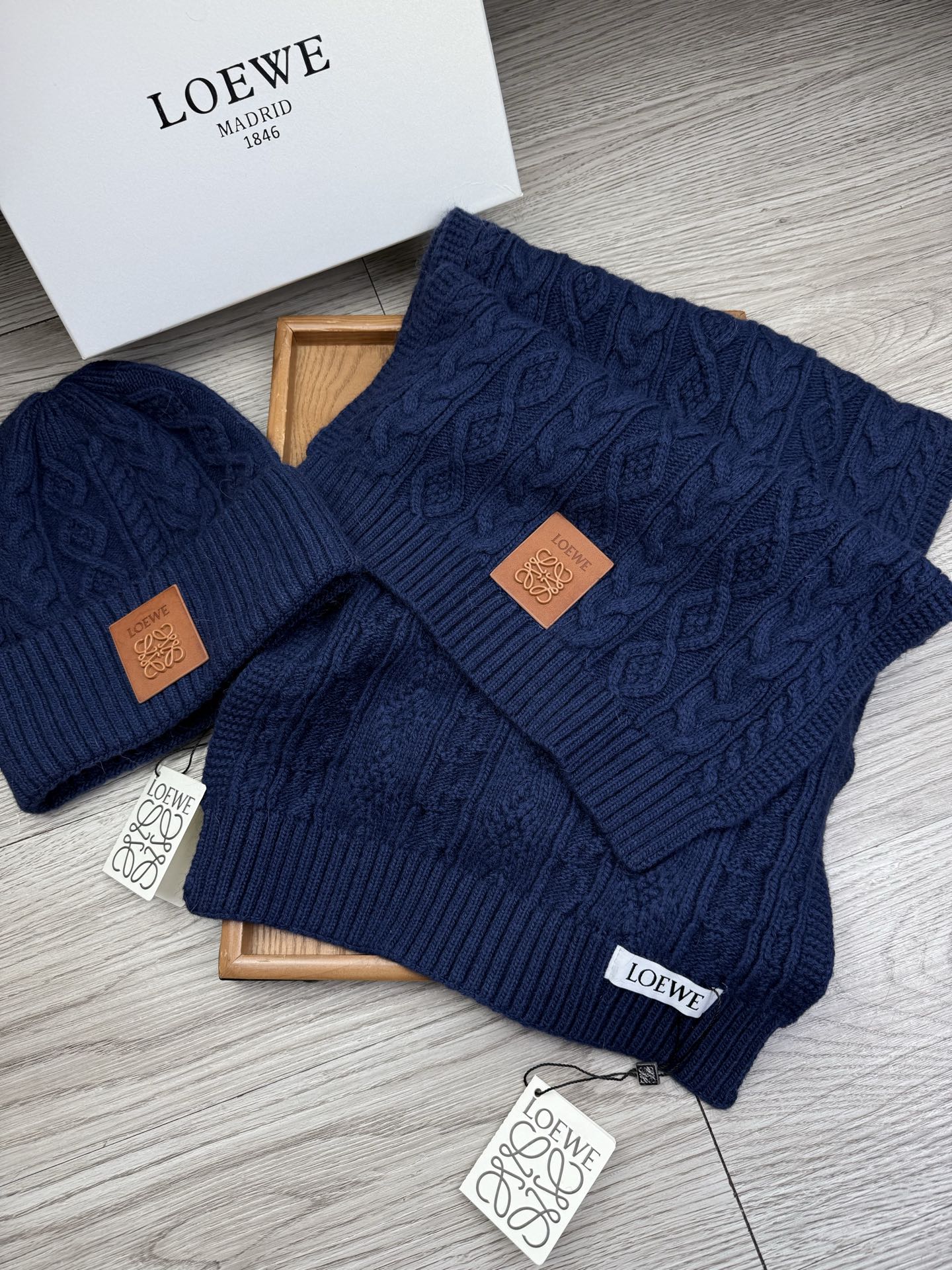 🌹。loewe。【两件套-羊毛套装帽子】经典套装帽子！帽子➕围巾！70%羊毛+30%兔毛。暖暖哒超级舒服～冬日小姐姐减龄