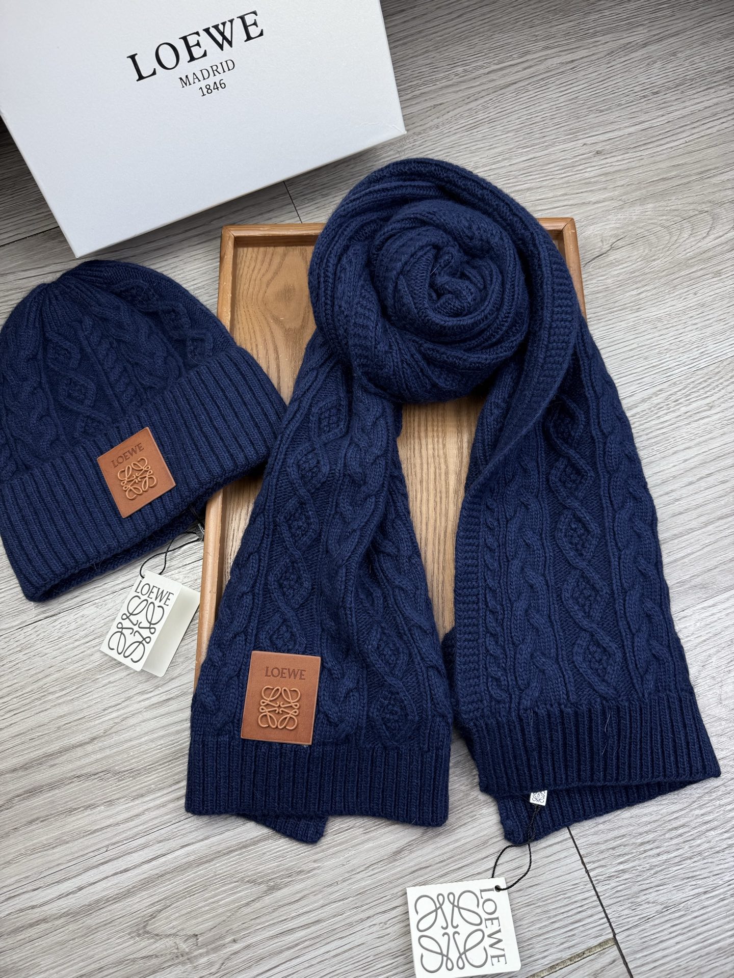 🌹。loewe。【两件套-羊毛套装帽子】经典套装帽子！帽子➕围巾！70%羊毛+30%兔毛。暖暖哒超级舒服～冬日小姐姐减龄