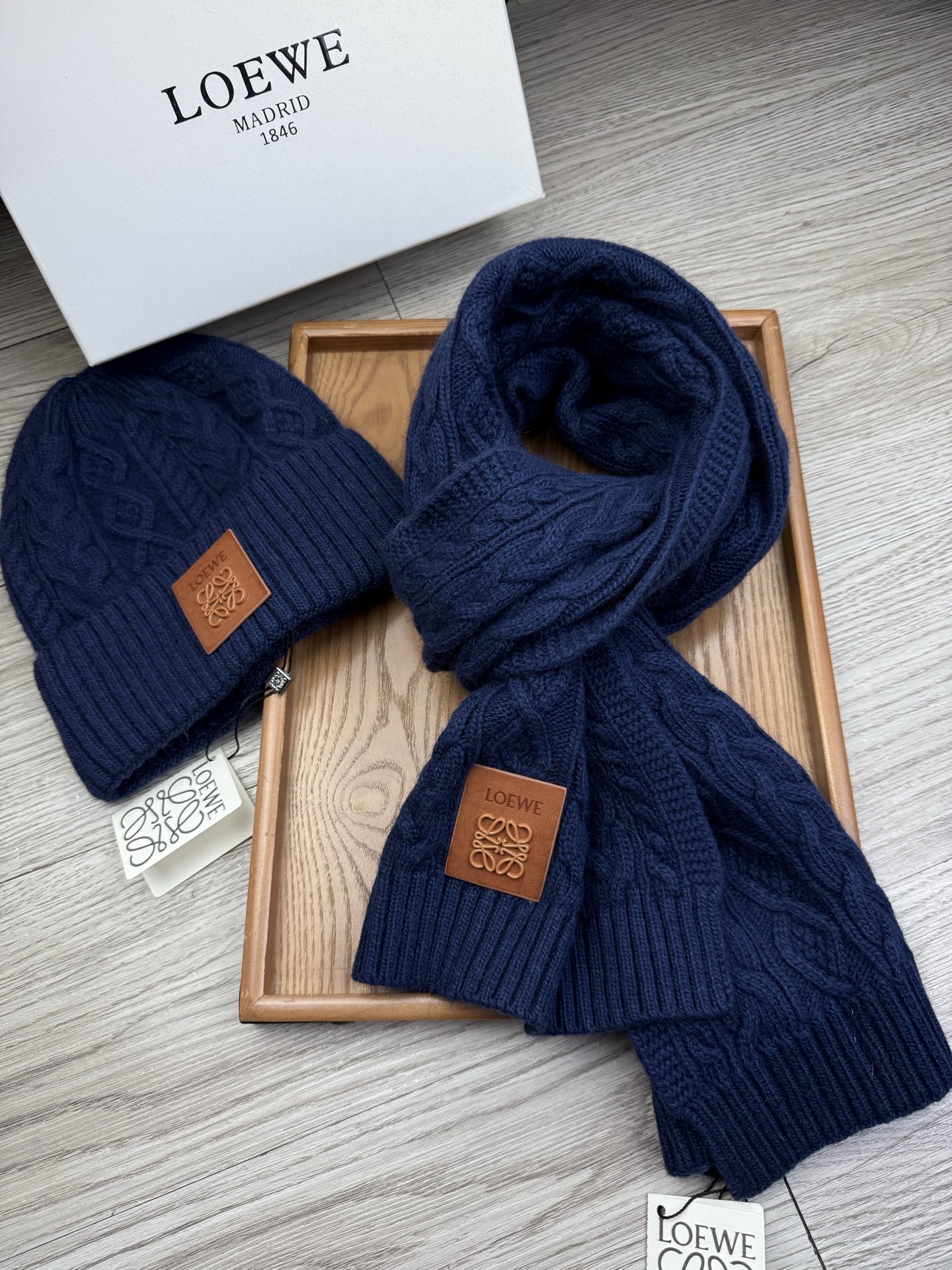 🌹。loewe。【两件套-羊毛套装帽子】经典套装帽子！帽子➕围巾！70%羊毛+30%兔毛。暖暖哒超级舒服～冬日小姐姐减龄