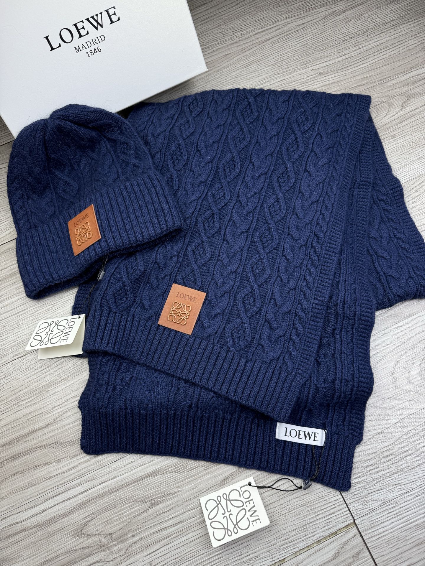 🌹。loewe。【两件套-羊毛套装帽子】经典套装帽子！帽子➕围巾！70%羊毛+30%兔毛。暖暖哒超级舒服～冬日小姐姐减龄