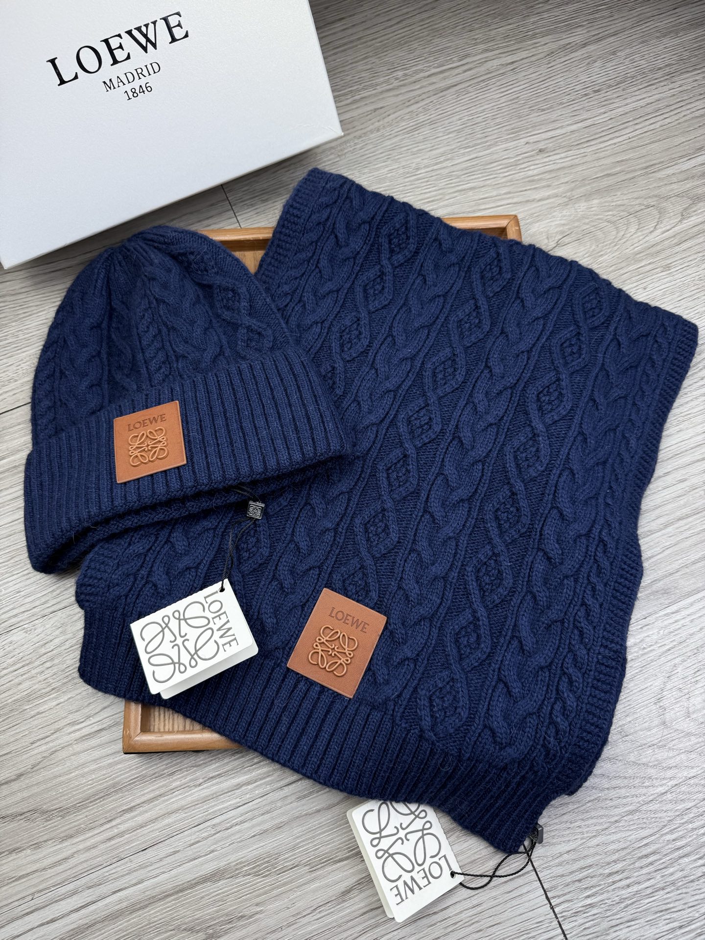🌹。loewe。【两件套-羊毛套装帽子】经典套装帽子！帽子➕围巾！70%羊毛+30%兔毛。暖暖哒超级舒服～冬日小姐姐减龄