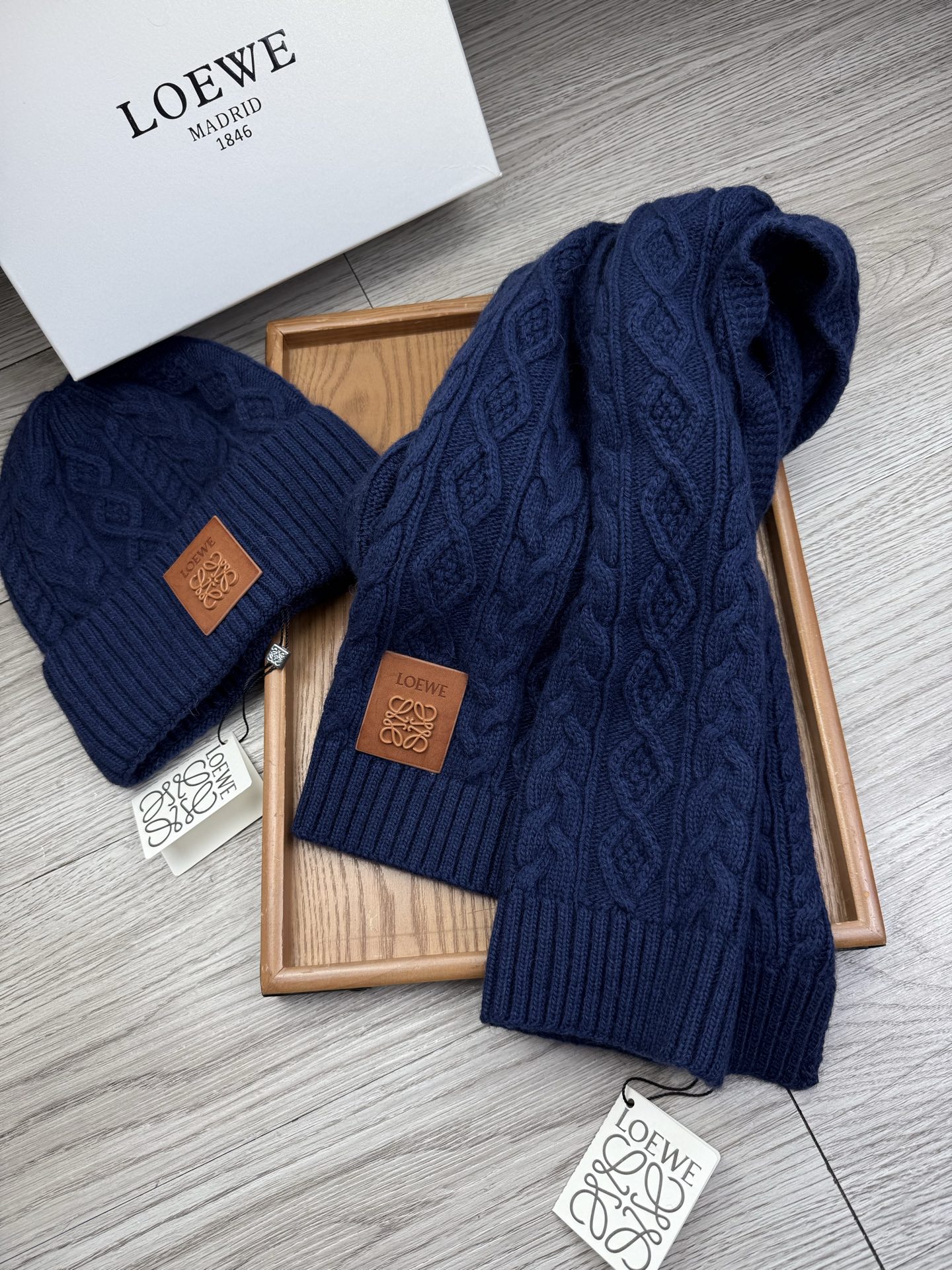 🌹。loewe。【两件套-羊毛套装帽子】经典套装帽子！帽子➕围巾！70%羊毛+30%兔毛。暖暖哒超级舒服～冬日小姐姐减龄