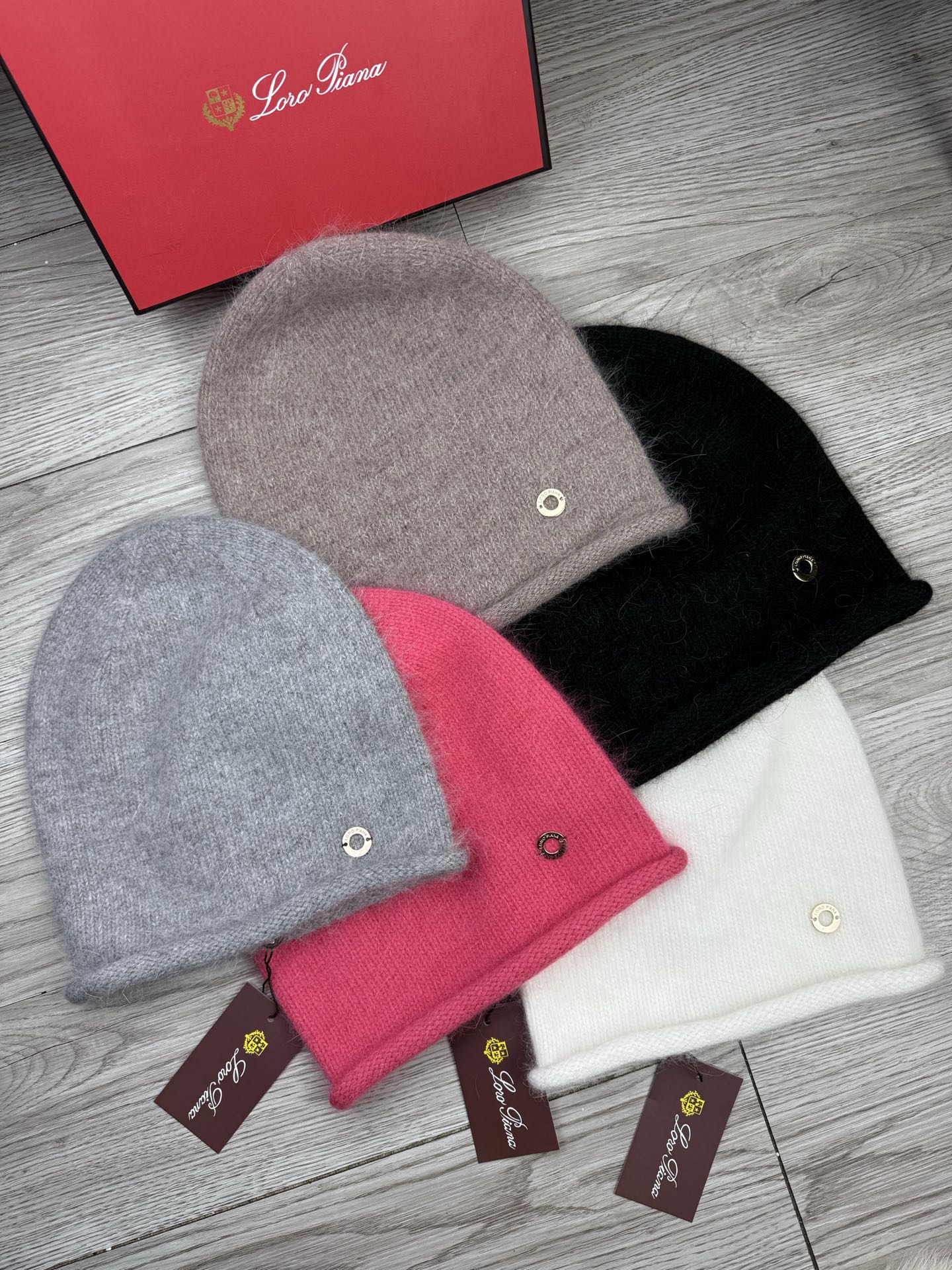 NO:552990,.LP. [Wool single hat] Small wool provided by customers!  A precious collection of soul hats!  Colored yarn supplied by customers. Every color is very beautiful!  classic!  It feels soft and greasy. 70% wool and 30% rabbit hair. A combed lamb can only produce 30-40g of wool. Such a hat requires three or four lambs. Don’t compare it with ordinary hats on the market. Is the yarn supplied by customers good? The market products are incomparable!  The materials are top-notch and luxurious. This is the charm of the product. It is easy to get in and out of the counter. If you come to the mixed counter, you will definitely buy it. I love the plain color and every color. And it is durable!  It can be worn by men, women and children!  You can beautify it when you see the real thing ~ hats, bucket hats, baseball caps, knitted hats, hats, loro piana, espadrilles, hats19860909.LP.【羊毛单帽】客供小羊毛！珍贵典藏的灵魂帽子！客供色纱.每个颜色都非常好看！经典！手感软腻.70羊毛30兔毛.一只小羊精梳过的小羊仅能产出30-40g的羊毛.这么一个帽子得三四只小羊.不要拿市面上普通帽子冒充相比.客供的纱线好吗.市场货没得比！用料顶级奢华这就是产品的魅力.轻松出入专柜.混专柜的来必收.素色每个颜色都爱.而且美耐级了！男女老少均可用佩戴！见到实物你们能美化了～帽子渔夫帽棒球帽针织帽,帽子,loro piana,espadrilles,hats,hat
