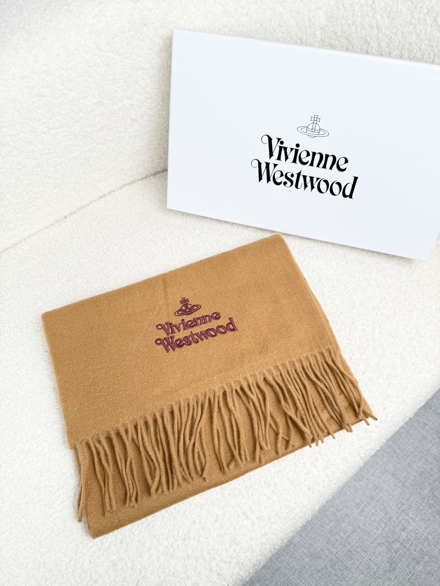 ￥。西太后。【素色刺绣羊绒围巾】4个色！感觉有了它真心不会再爱了.QC手里扣下的.真正专柜正品.全部今年