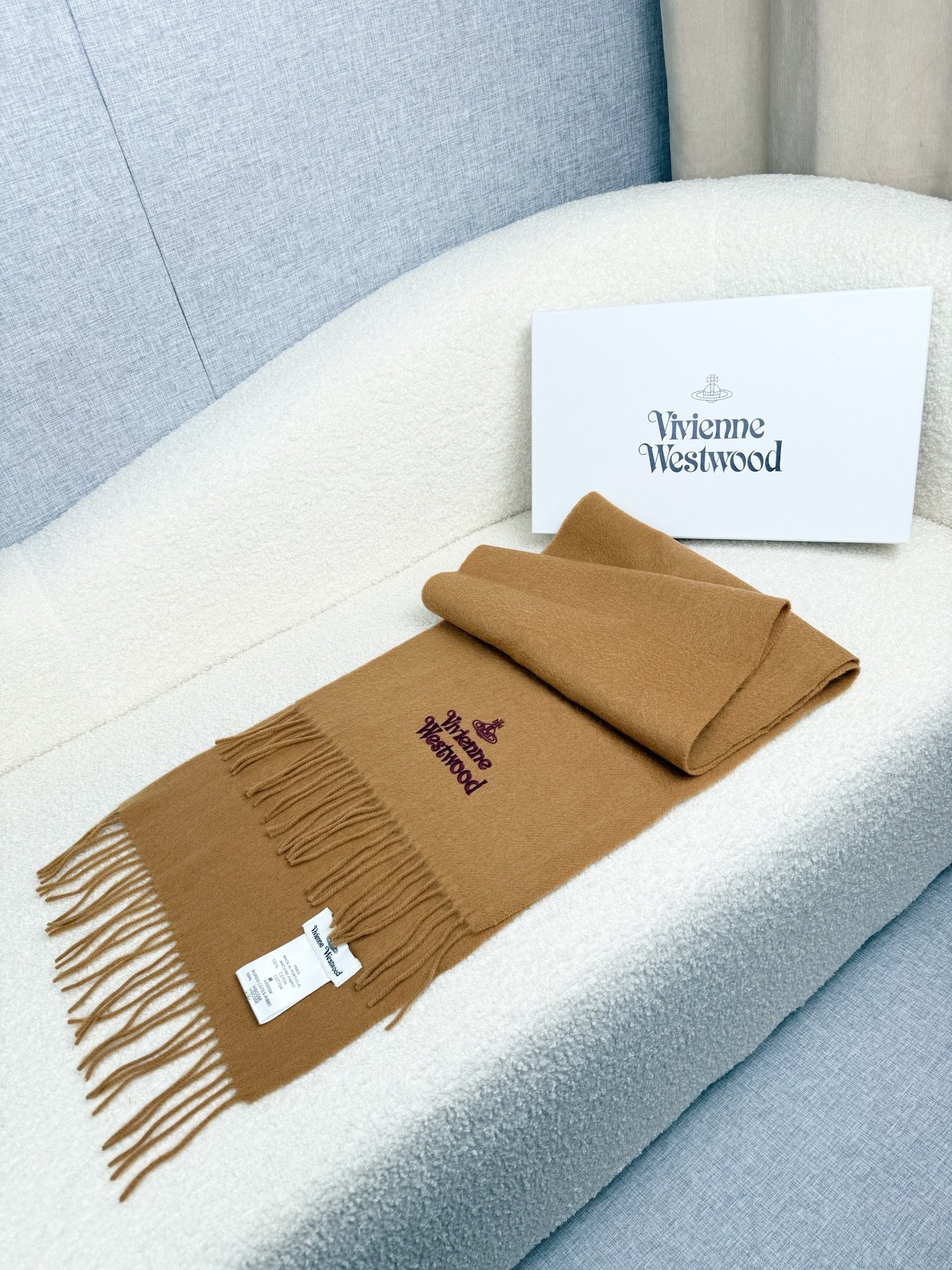 ￥。西太后。【素色刺绣羊绒围巾】4个色！感觉有了它真心不会再爱了.QC手里扣下的.真正专柜正品.全部今年