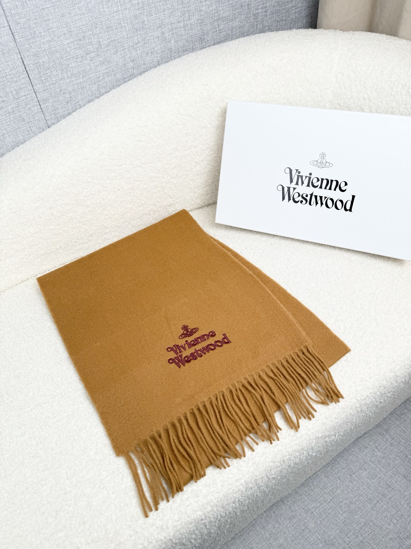 ￥。西太后。【素色刺绣羊绒围巾】4个色！感觉有了它真心不会再爱了.QC手里扣下的.真正专柜正品.全部今年