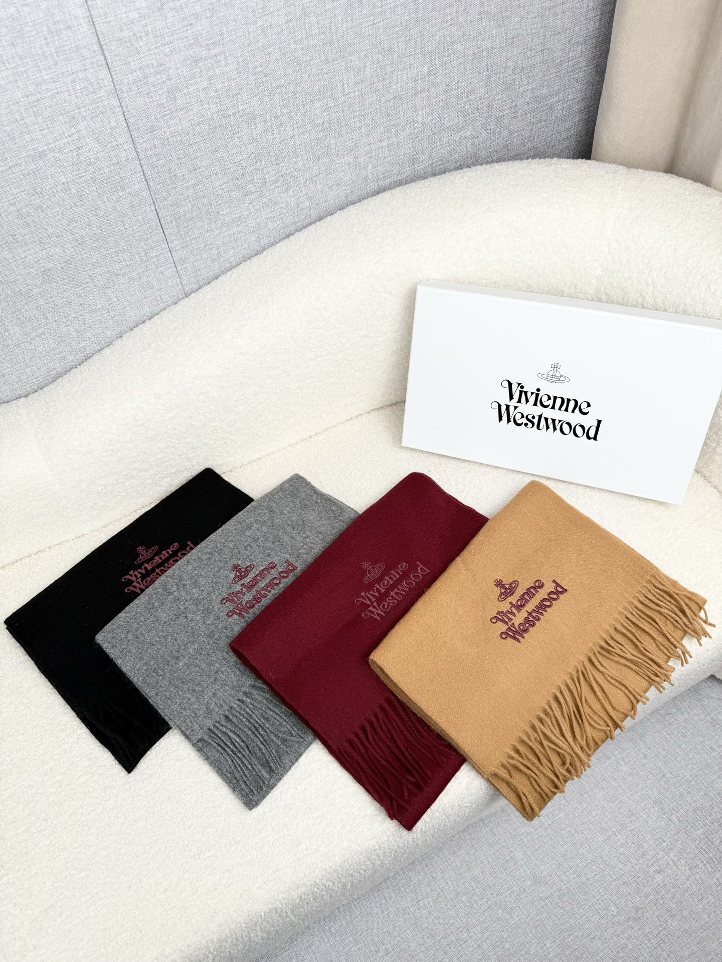 ￥。西太后。【素色刺绣羊绒围巾】4个色！感觉有了它真心不会再爱了.QC手里扣下的.真正专柜正品.全部今年