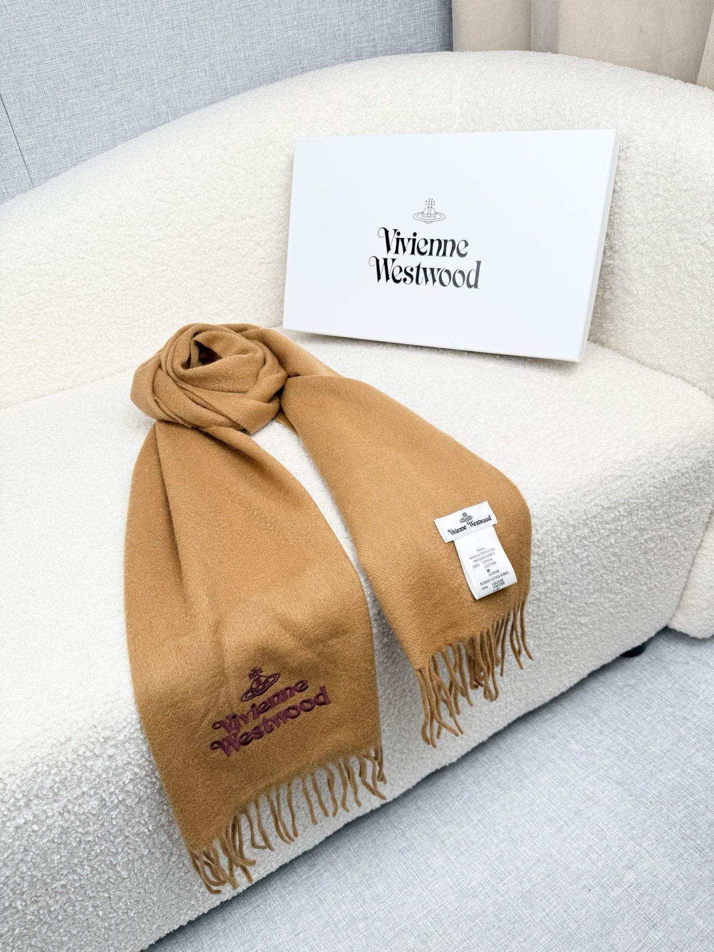 ￥。西太后。【素色刺绣羊绒围巾】4个色！感觉有了它真心不会再爱了.QC手里扣下的.真正专柜正品.全部今年