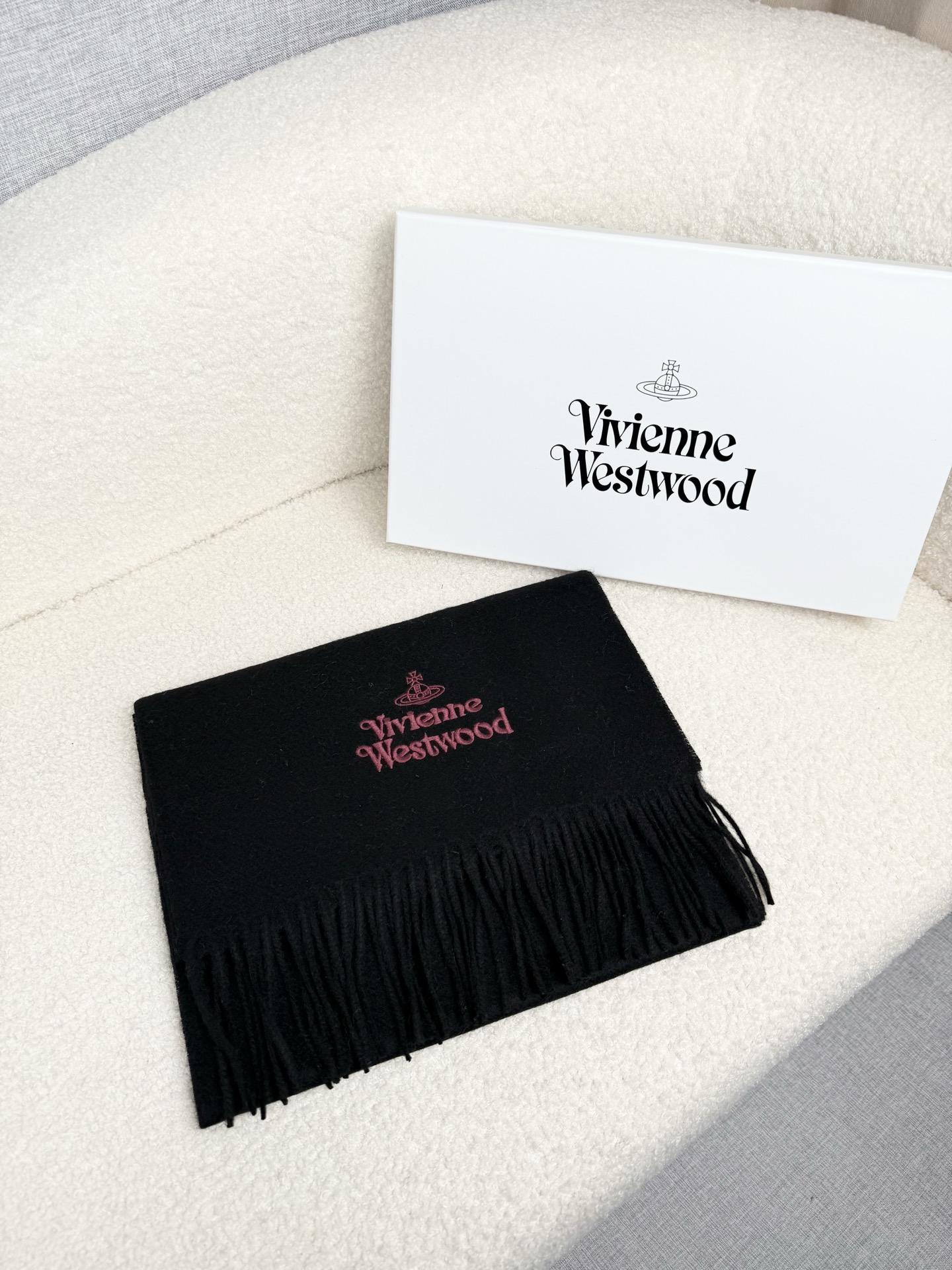 ￥。西太后。【素色刺绣羊绒围巾】4个色！感觉有了它真心不会再爱了.QC手里扣下的.真正专柜正品.全部今年