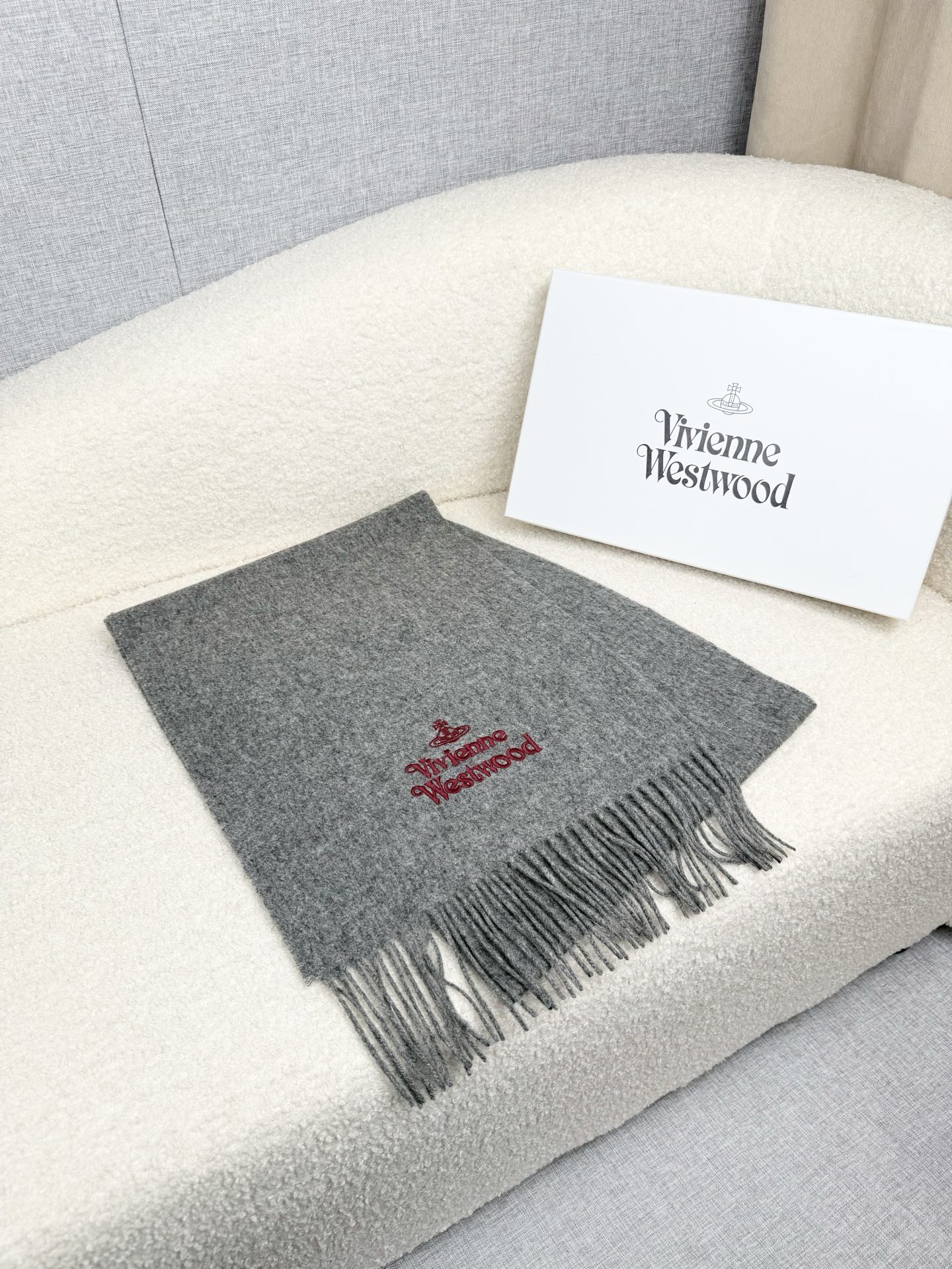 ￥。西太后。【素色刺绣羊绒围巾】4个色！感觉有了它真心不会再爱了.QC手里扣下的.真正专柜正品.全部今年